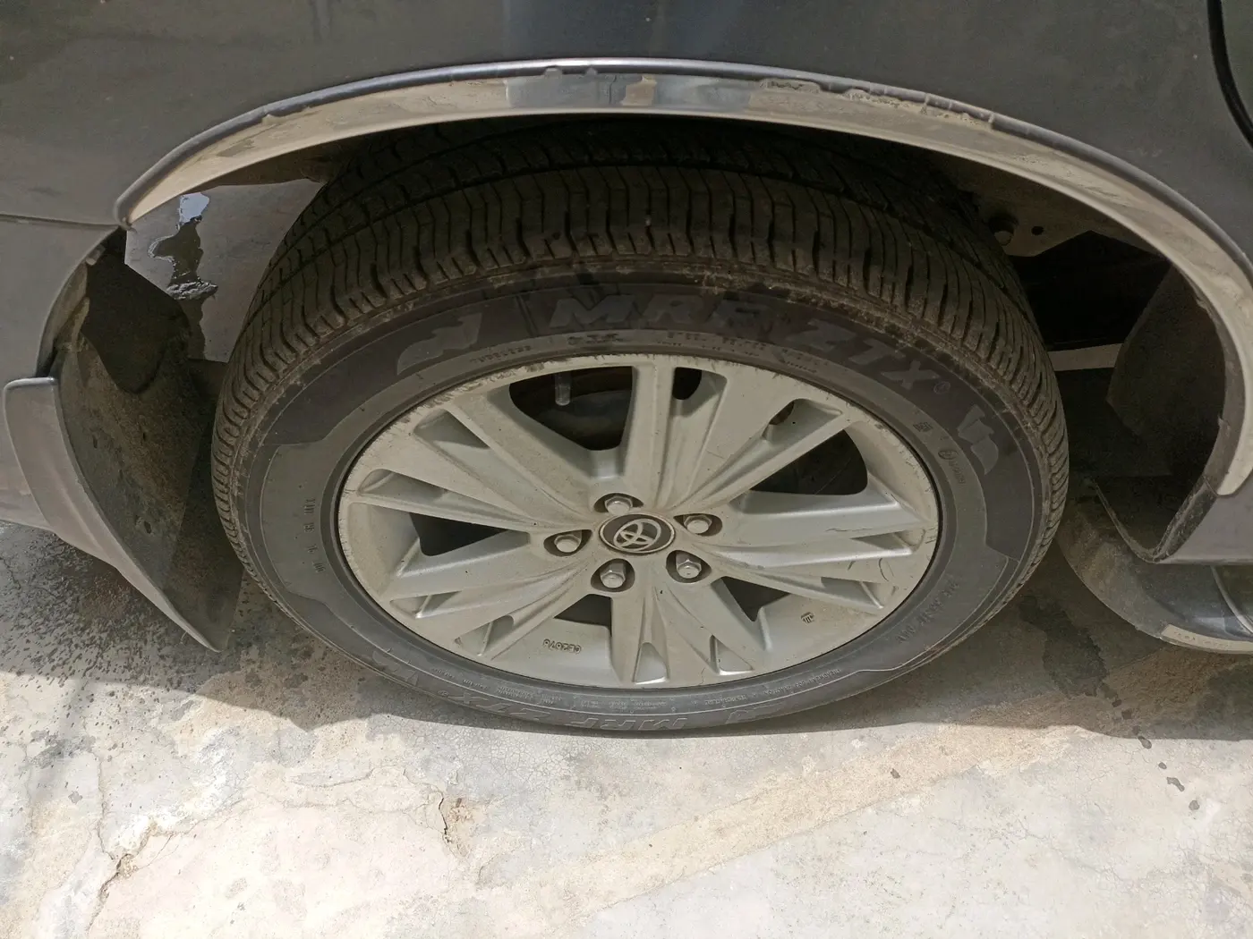2018 Toyota Innova Crysta 2.8 ZX AT 7 STR, Diesel, Automatic, 1,39,465 km, tyre