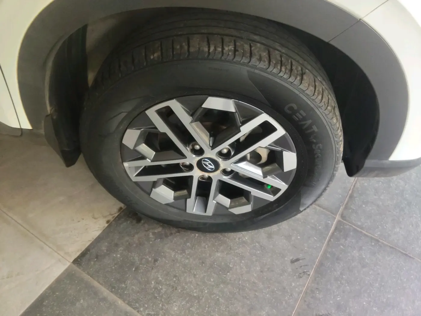 2023 Hyundai VENUE SX (O) 1.0 TURBO DCT, Petrol, Automatic, 41,377 km, tyre
