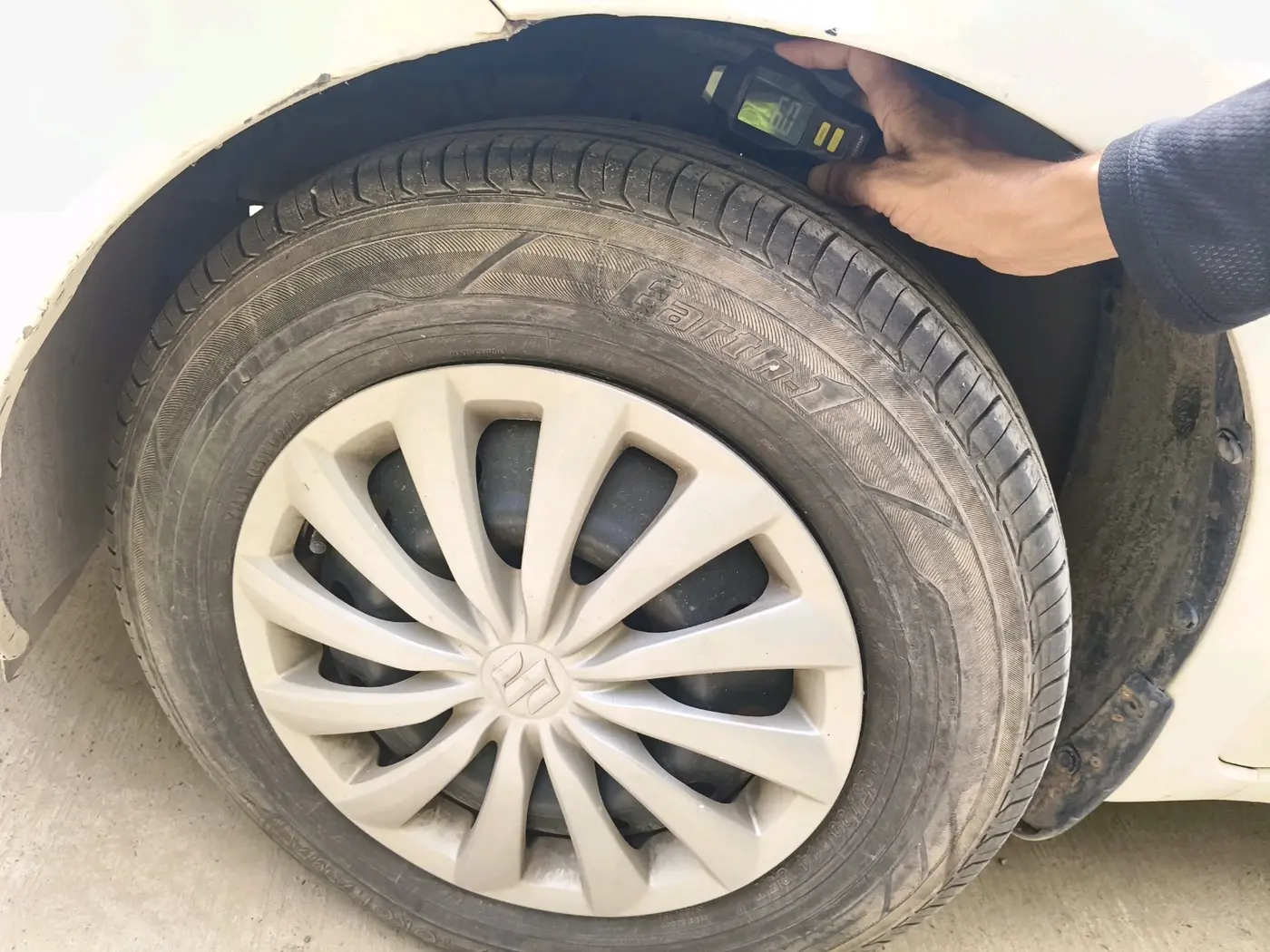 2017 Maruti Dzire VXI, Petrol, Manual, 69,704 km, tyre