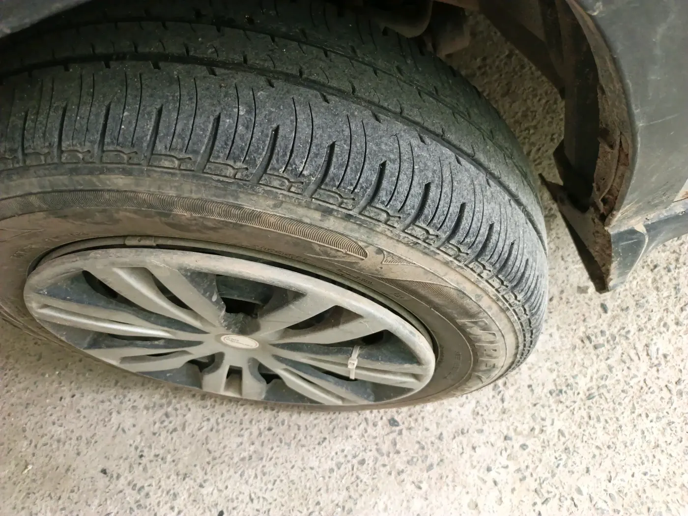 2017 Mahindra Kuv100 K4 D 6 STR, Diesel, Manual, 86,816 km, tyre