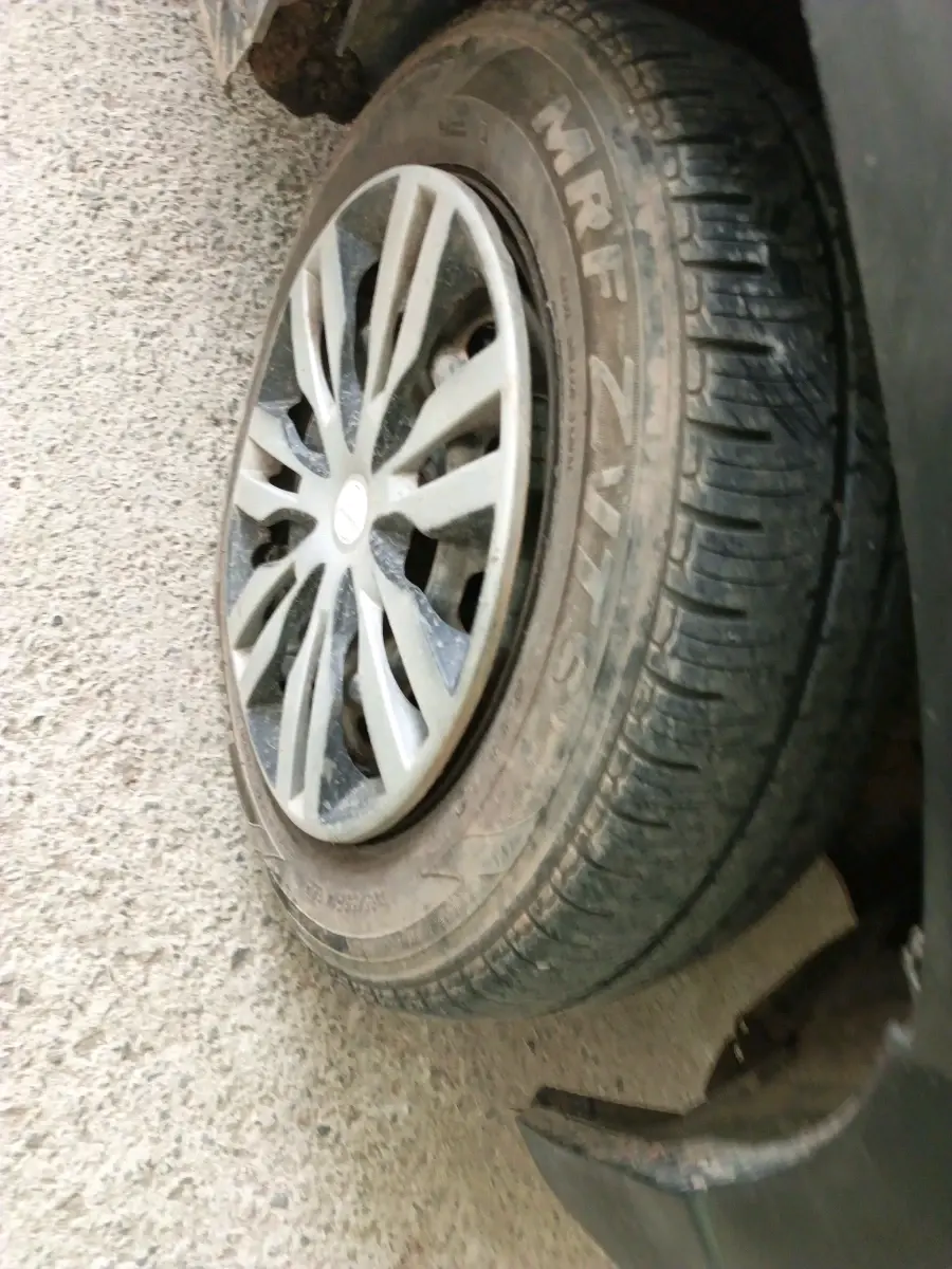 2017 Mahindra Kuv100 K4 D 6 STR, Diesel, Manual, 86,816 km, tyre