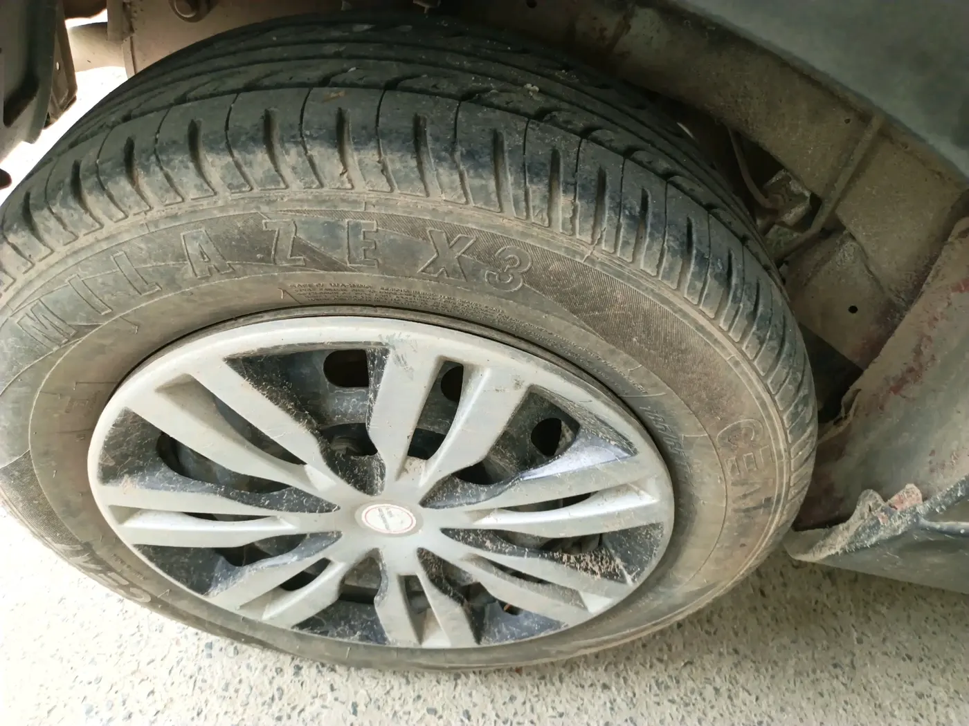 2017 Mahindra Kuv100 K4 D 6 STR, Diesel, Manual, 86,816 km, tyre