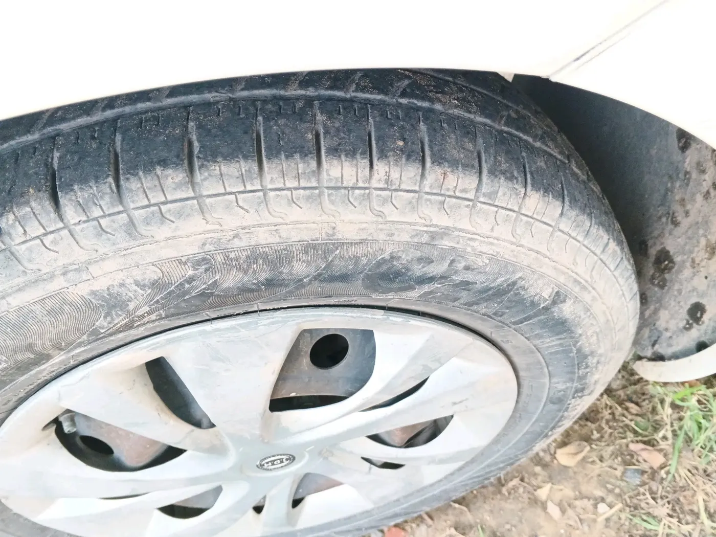 2018 Maruti Swift VXI, Petrol, Manual, 1,99,239 km, tyre