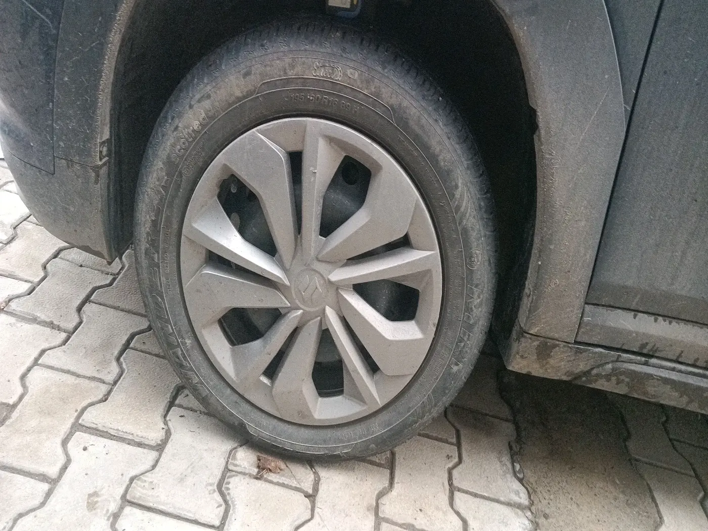 2024 Maruti FRONX SIGMA 1.2 MT, Petrol, Manual, 32,409 km, tyre