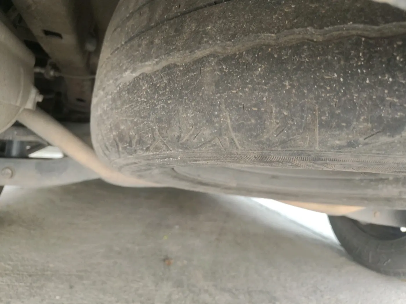 2018 Mahindra XUV500 W6, Diesel, Manual, 1,84,166 km, tyre