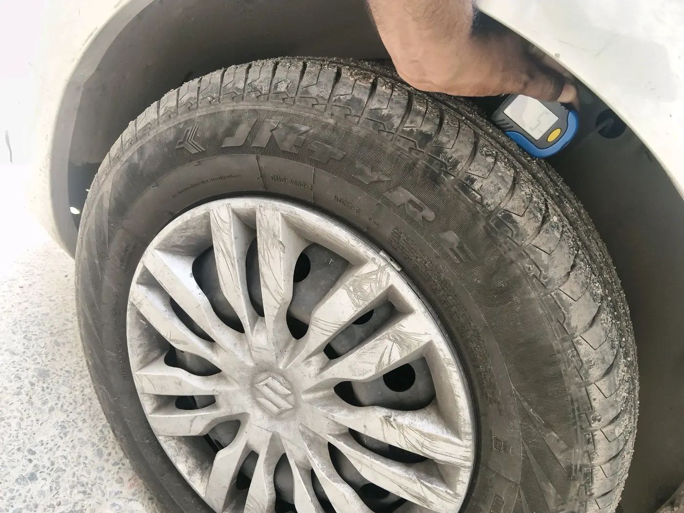 2017 Maruti Dzire VXI, Petrol, Manual, 74,564 km, tyre