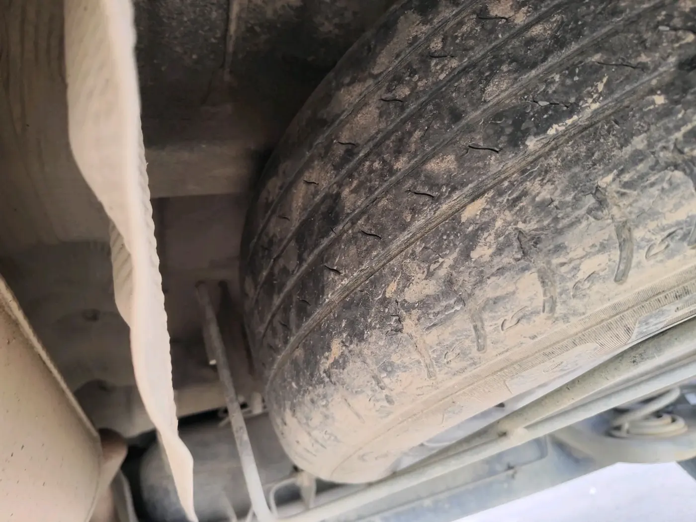 2017 Renault Duster RXS CVT, CNG, Automatic, 1,04,194 km, tyre