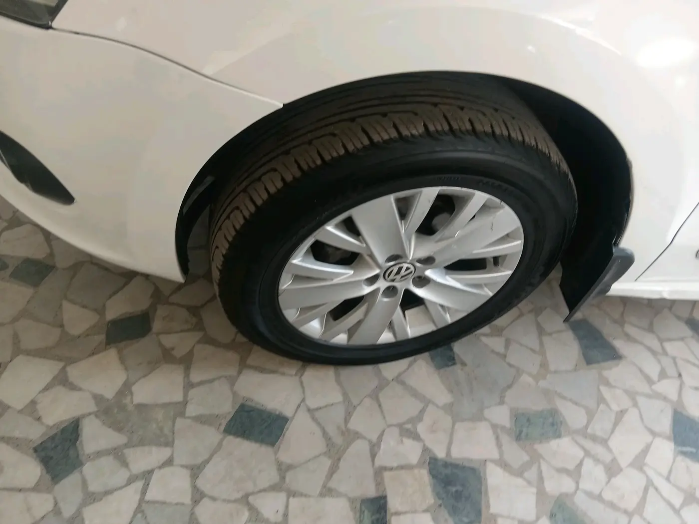 2015 Volkswagen Vento HIGHLINE 1.5 AT, Diesel, Automatic, 1,24,044 km, tyre
