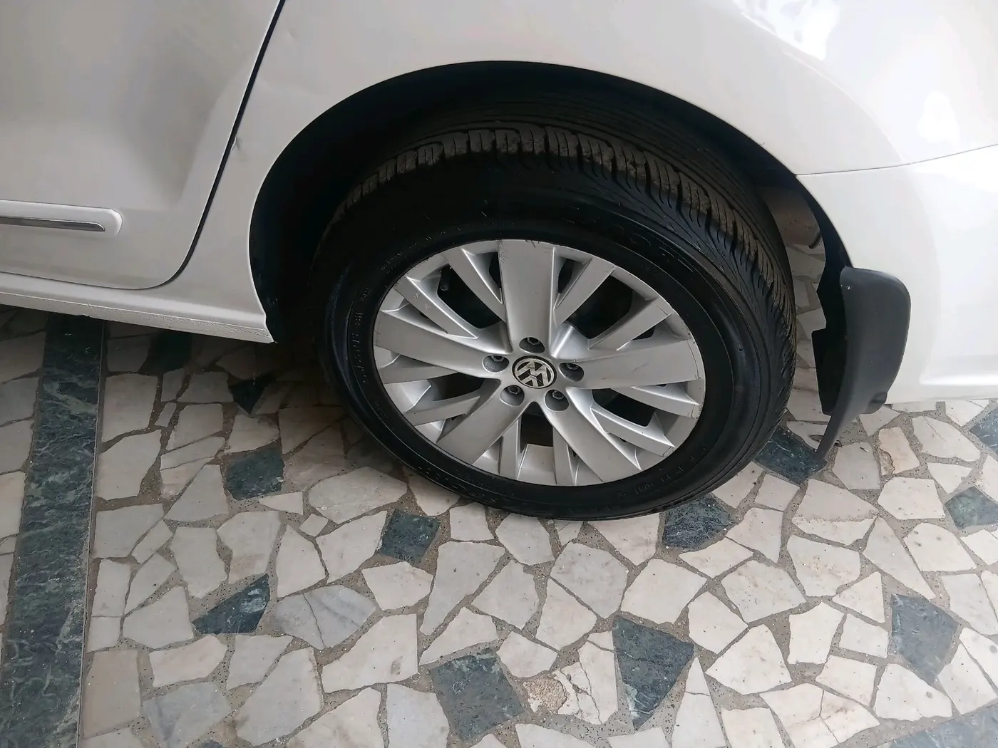 2015 Volkswagen Vento HIGHLINE 1.5 AT, Diesel, Automatic, 1,24,044 km, tyre