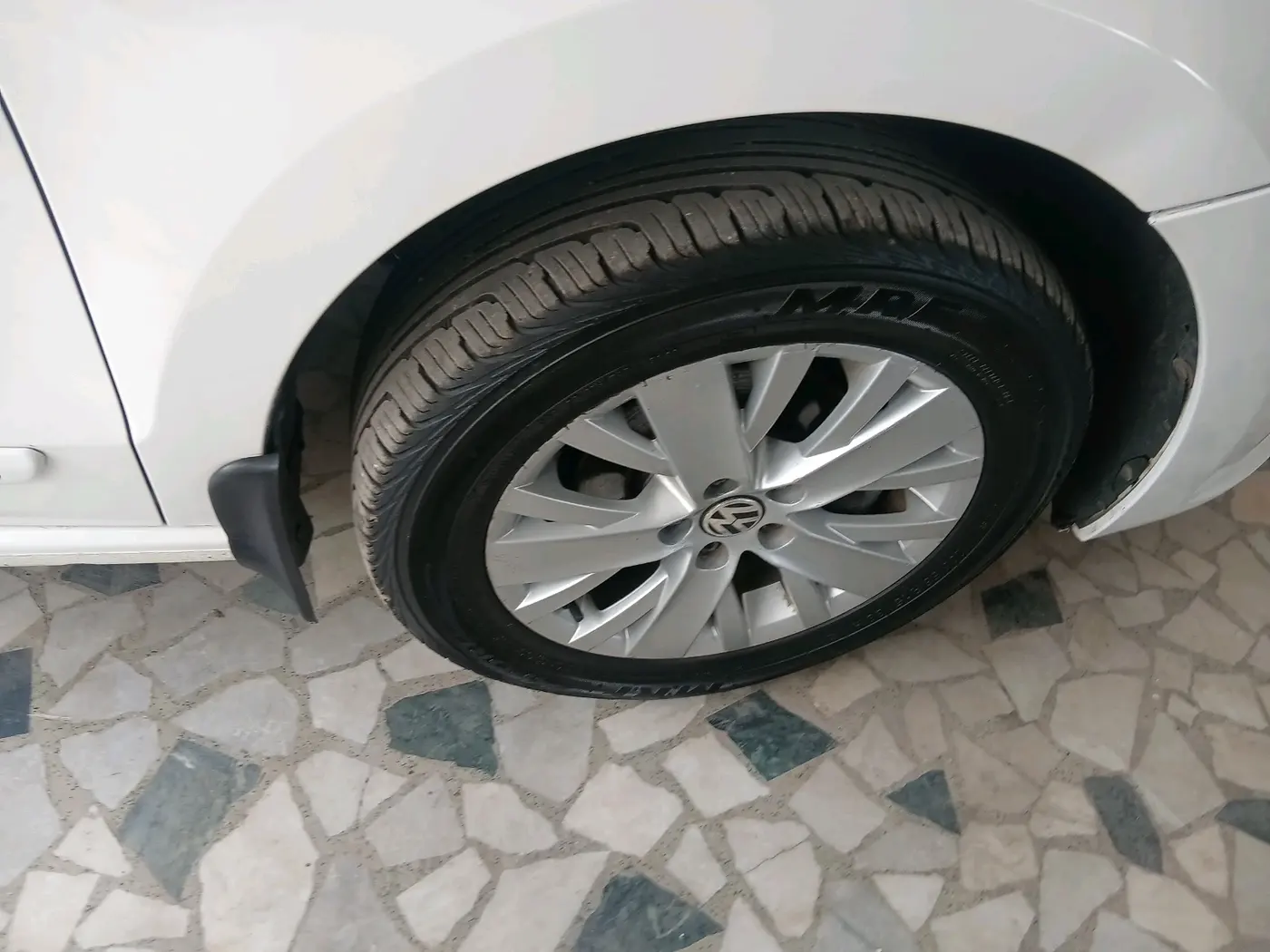 2015 Volkswagen Vento HIGHLINE 1.5 AT, Diesel, Automatic, 1,24,044 km, tyre