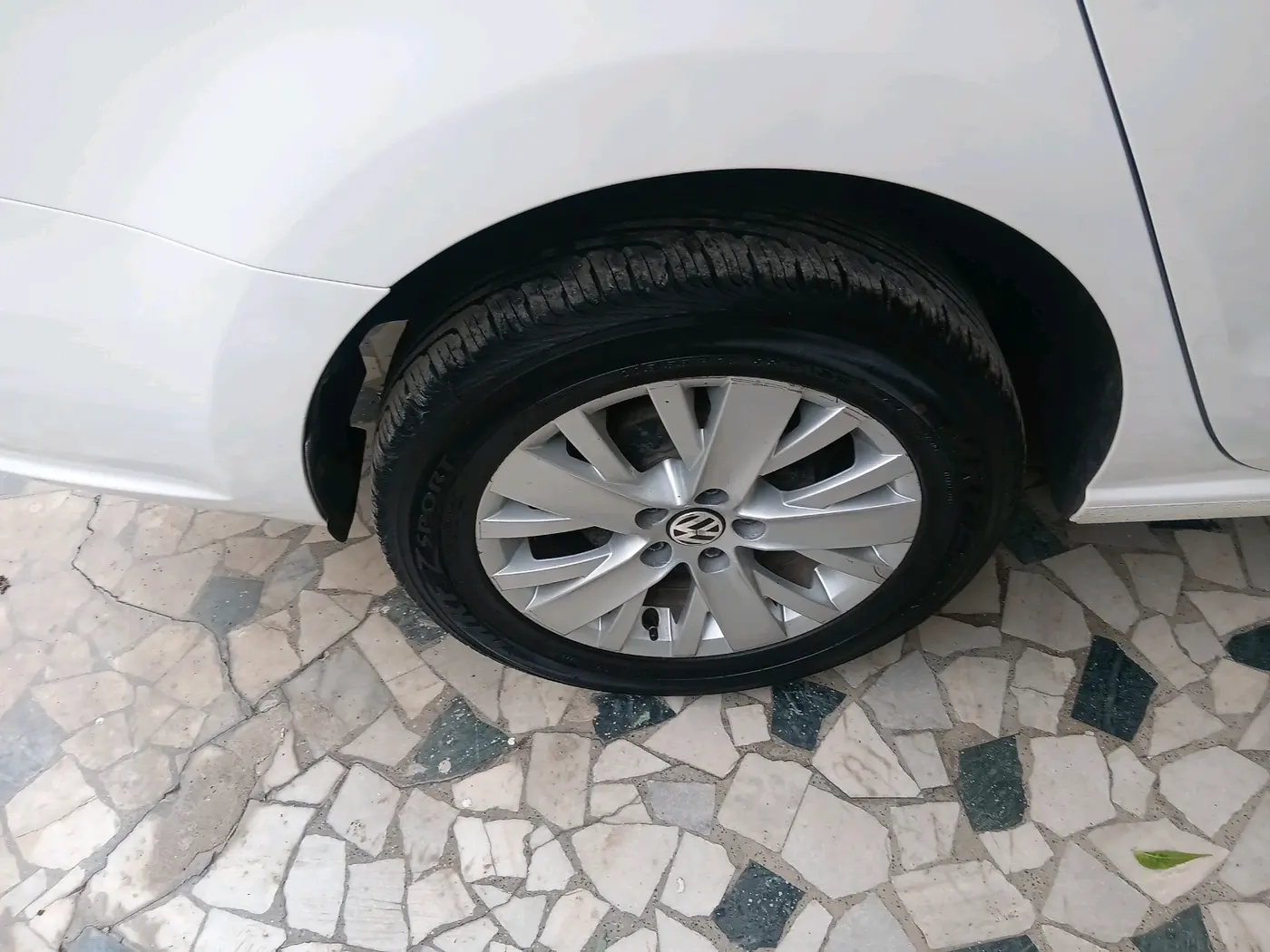 2015 Volkswagen Vento HIGHLINE 1.5 AT, Diesel, Automatic, 1,24,044 km, tyre