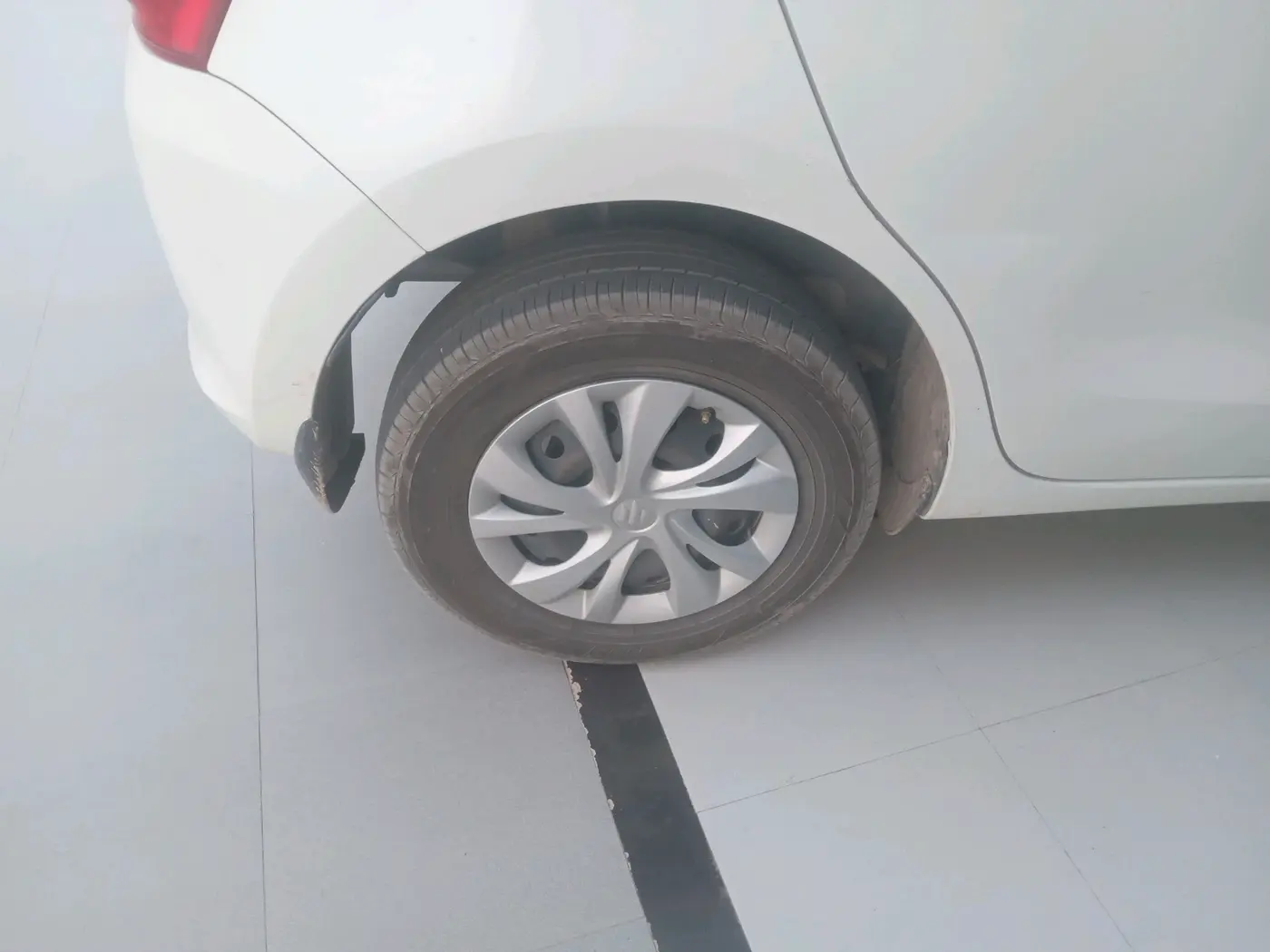 2019 Maruti Swift VXI, Petrol, Manual, 1,06,067 km, tyre