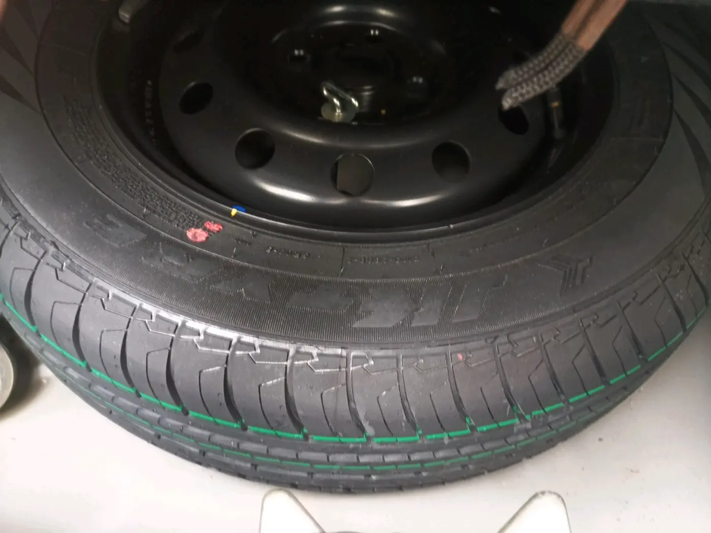 2022 Maruti Dzire VXI CNG, CNG, Manual, 41,869 km, tyre