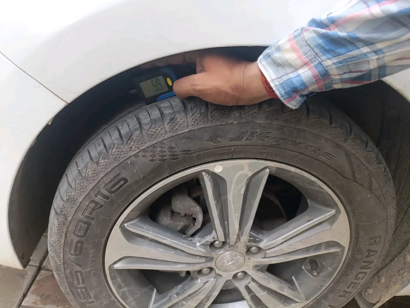 2018 Hyundai Verna 1.6 VTVT SX (O) AT, CNG, Automatic, 1,29,848 km, tyre