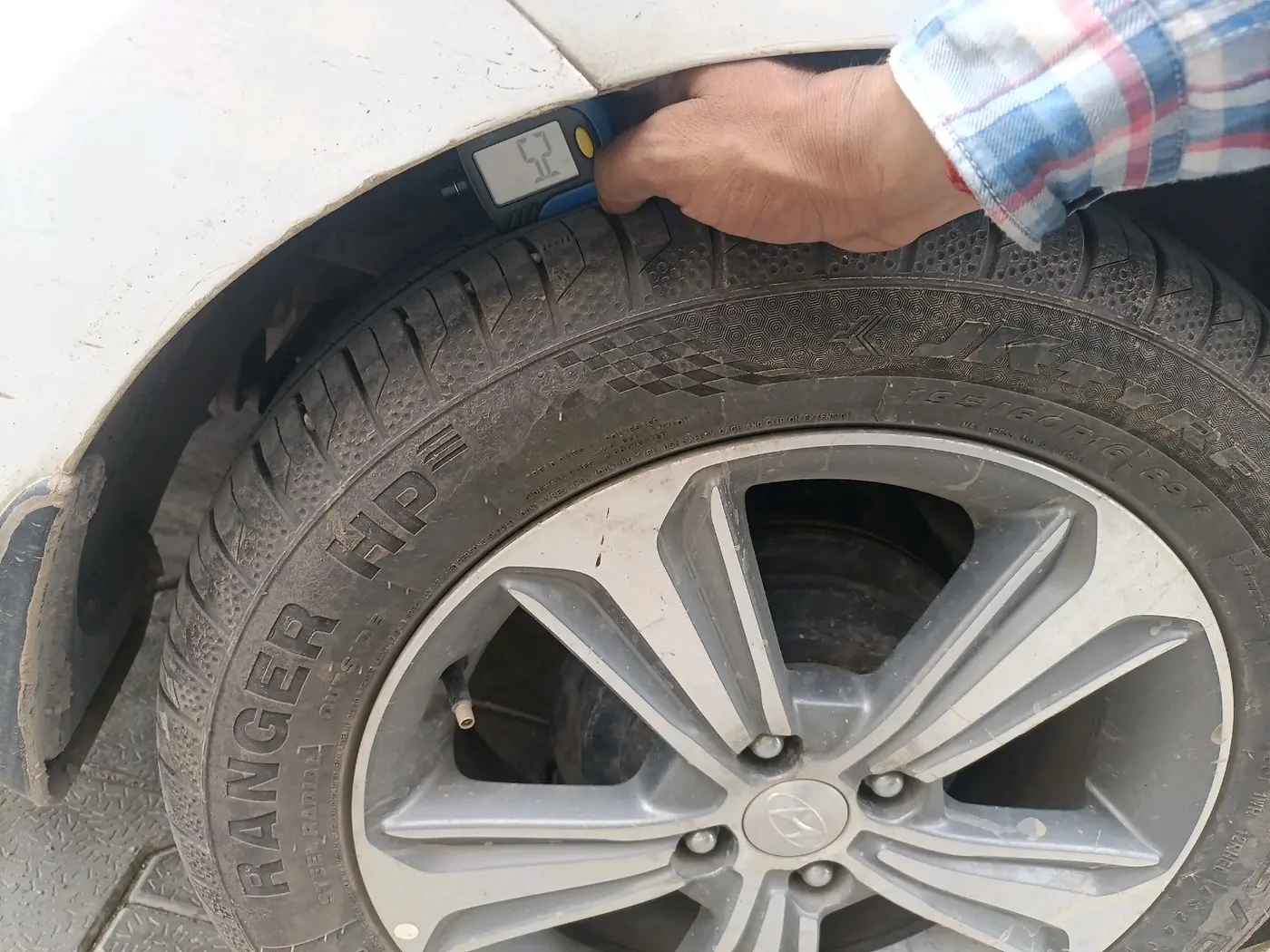 2018 Hyundai Verna 1.6 VTVT SX (O) AT, CNG, Automatic, 1,29,848 km, tyre