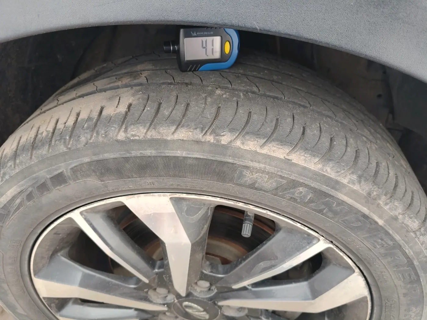 2021 Mahindra XUV300 W8 (O) 1.5 DIESEL AMT, Diesel, Automatic, 1,14,226 km, tyre