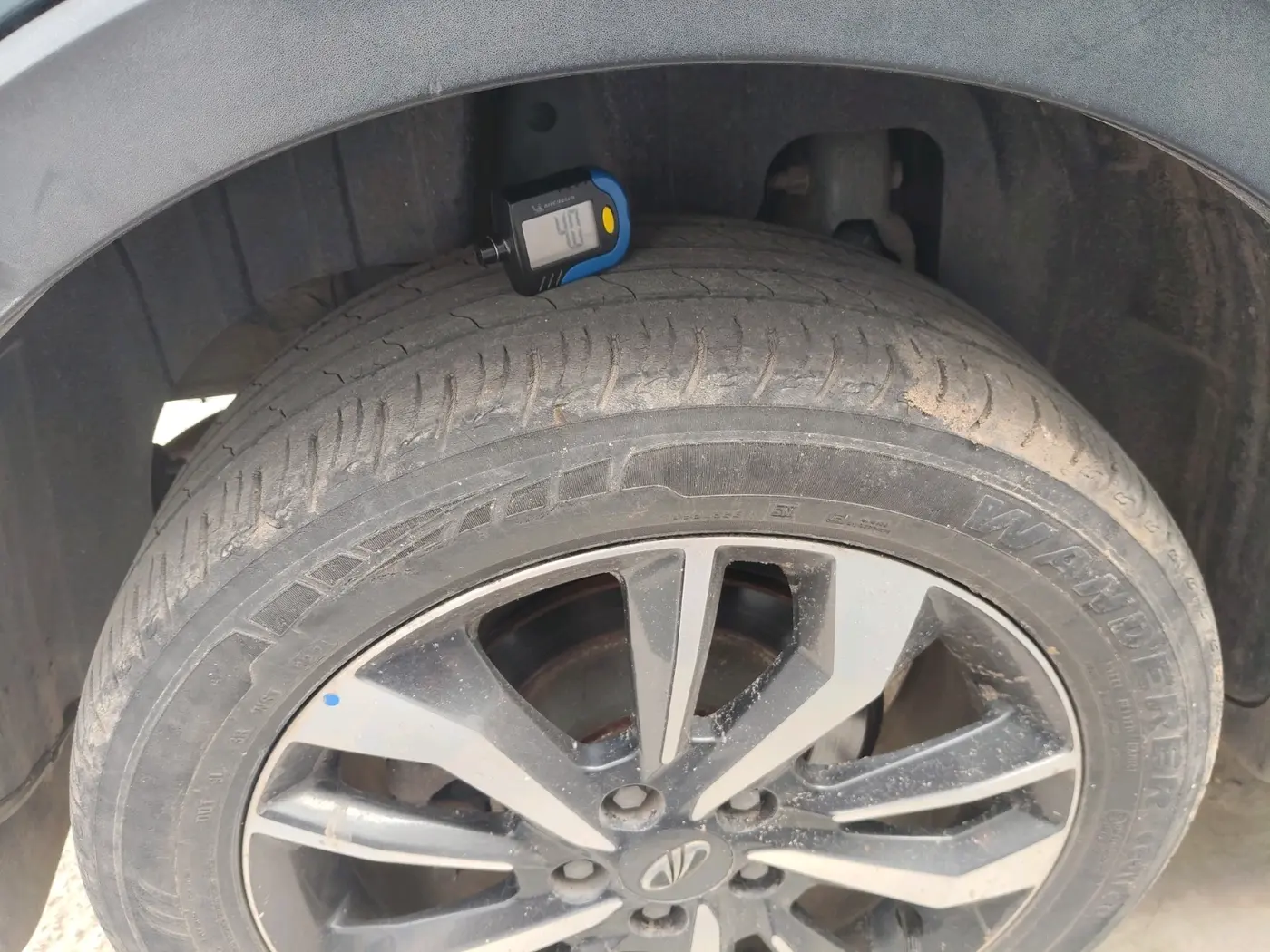 2021 Mahindra XUV300 W8 (O) 1.5 DIESEL AMT, Diesel, Automatic, 1,14,226 km, tyre