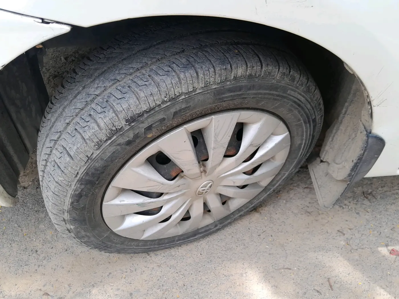 2015 Toyota Etios G, Petrol, Manual, 68,966 km, tyre