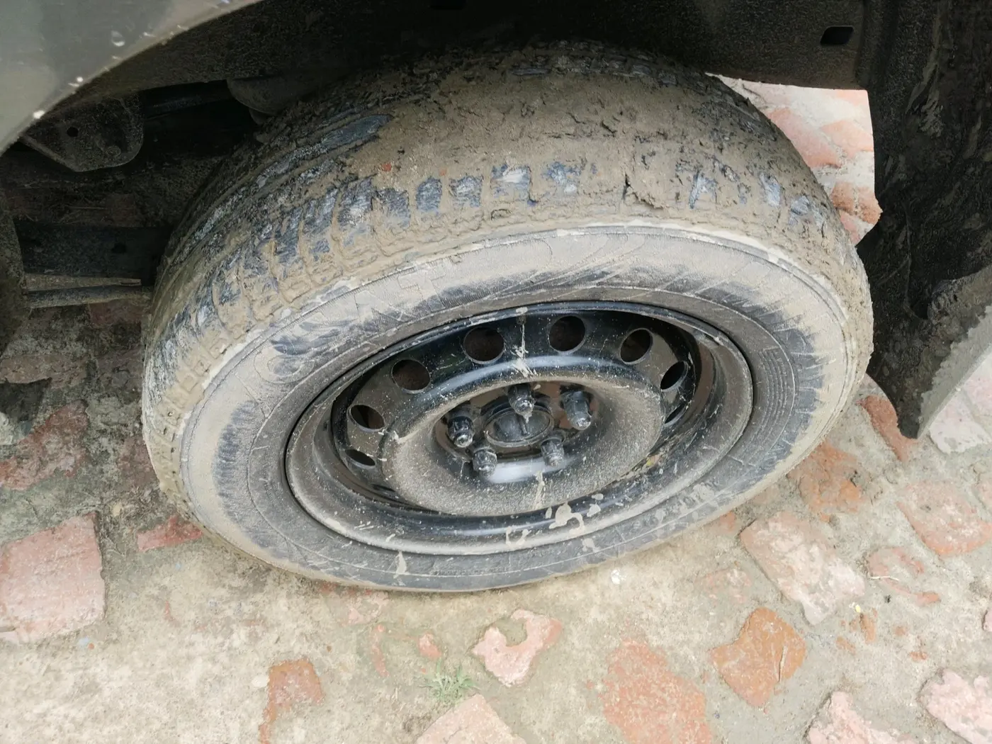 2011 Toyota Innova 2.5 G4 8 STR, Diesel, Manual, 2,02,370 km, tyre