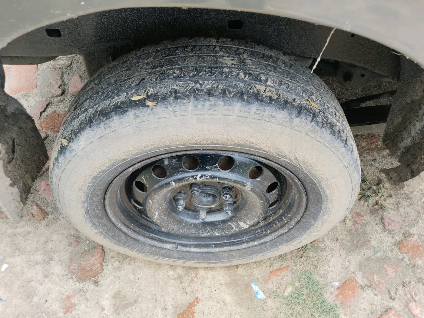 2011 Toyota Innova 2.5 G4 8 STR, Diesel, Manual, 2,02,370 km, tyre