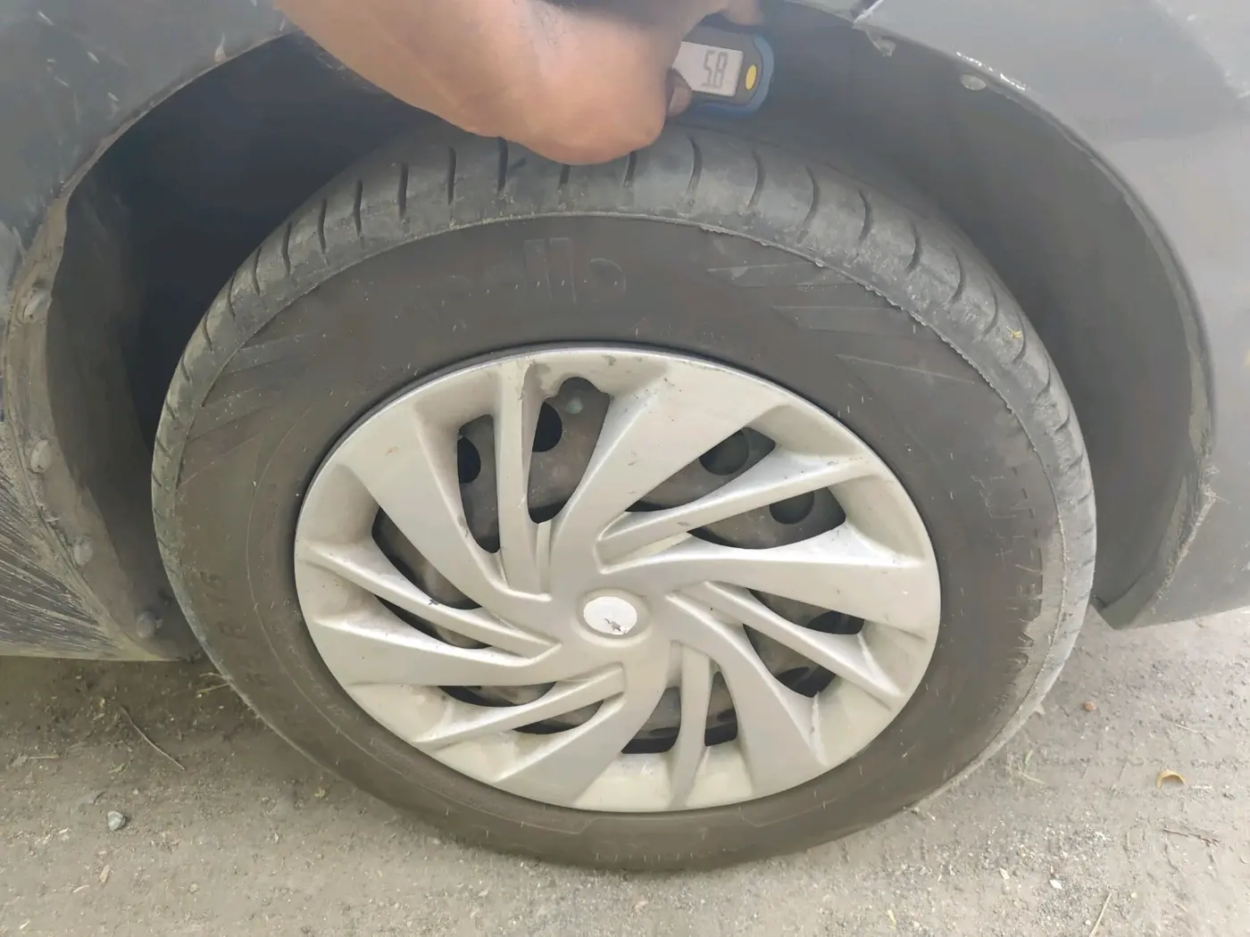 2015 Maruti Ertiga VXI, Petrol, Manual, 1,30,857 km, tyre