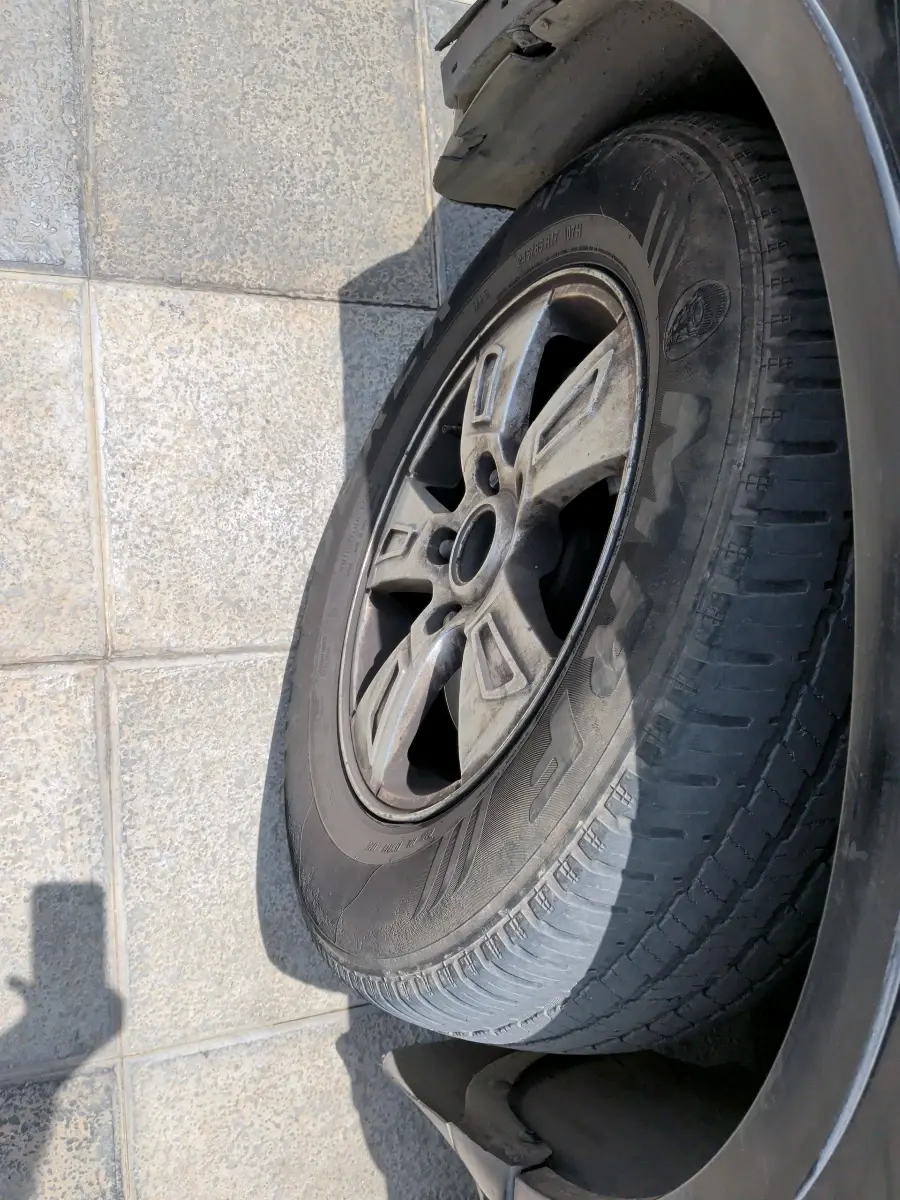2014 Mahindra XUV500 W8 AWD, Diesel, Manual, 2,14,615 km, tyre