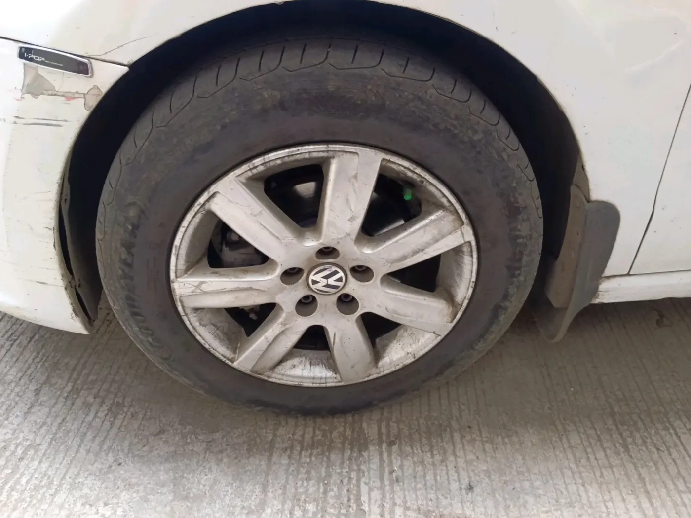 2011 Volkswagen Vento HIGHLINE 1.6 MPI, Petrol, Manual, 1,42,719 km, tyre