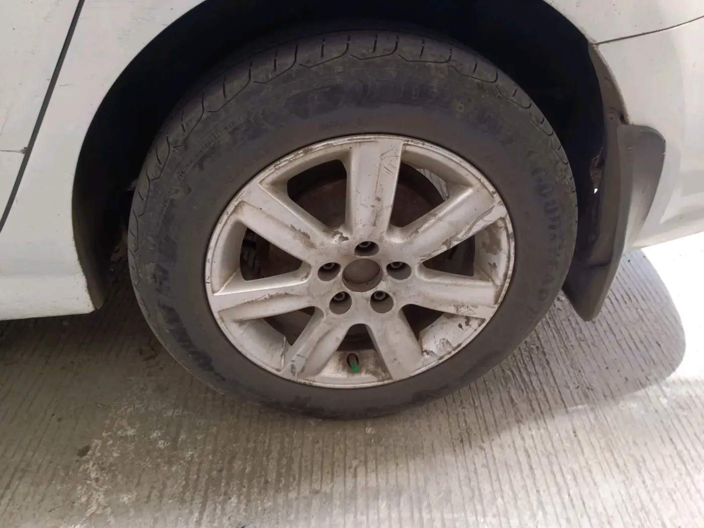 2011 Volkswagen Vento HIGHLINE 1.6 MPI, Petrol, Manual, 1,42,719 km, tyre