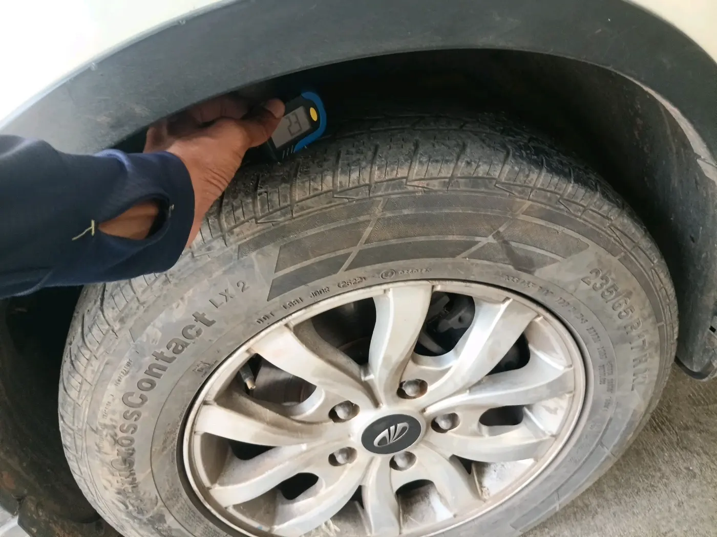 2018 Mahindra XUV500 W9, Diesel, Manual, 2,04,574 km, tyre