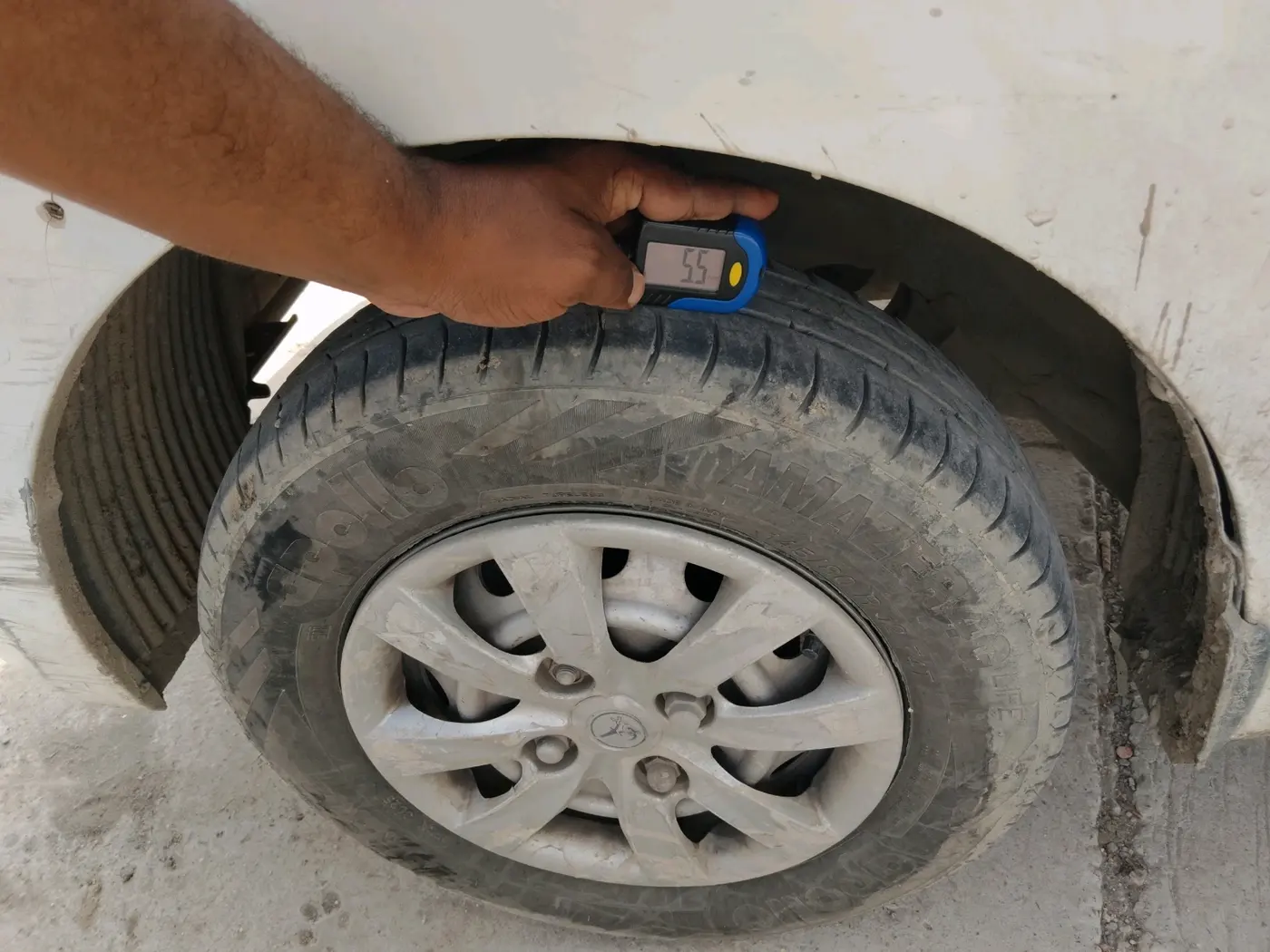 2013 Hyundai Eon ERA +, CNG, Manual, 97,449 km, tyre