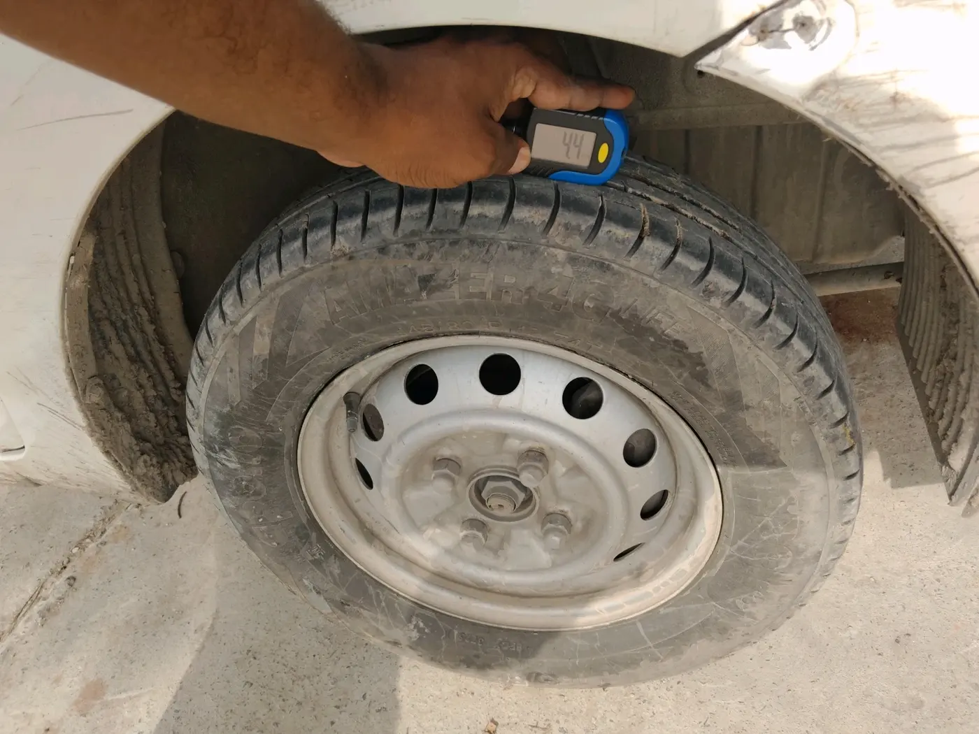 2013 Hyundai Eon ERA +, CNG, Manual, 97,449 km, tyre