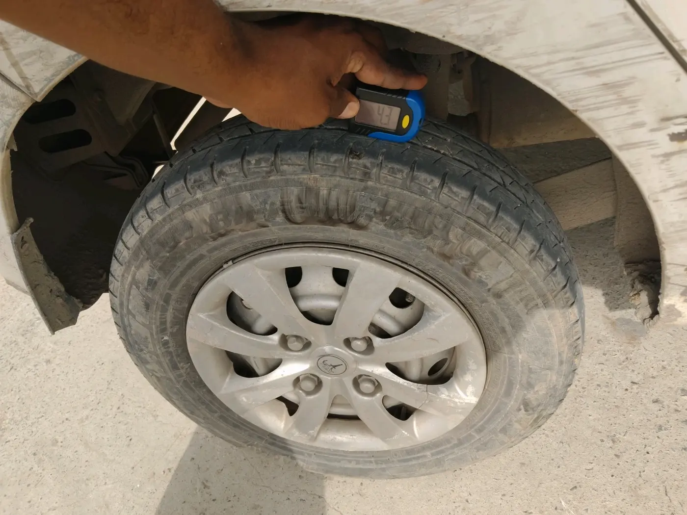 2013 Hyundai Eon ERA +, CNG, Manual, 97,449 km, tyre