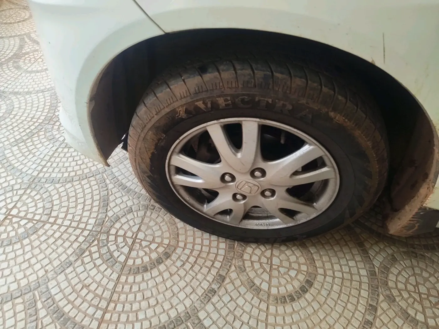 2015 Honda Brio VX AT, Petrol, Automatic, 34,090 km, tyre