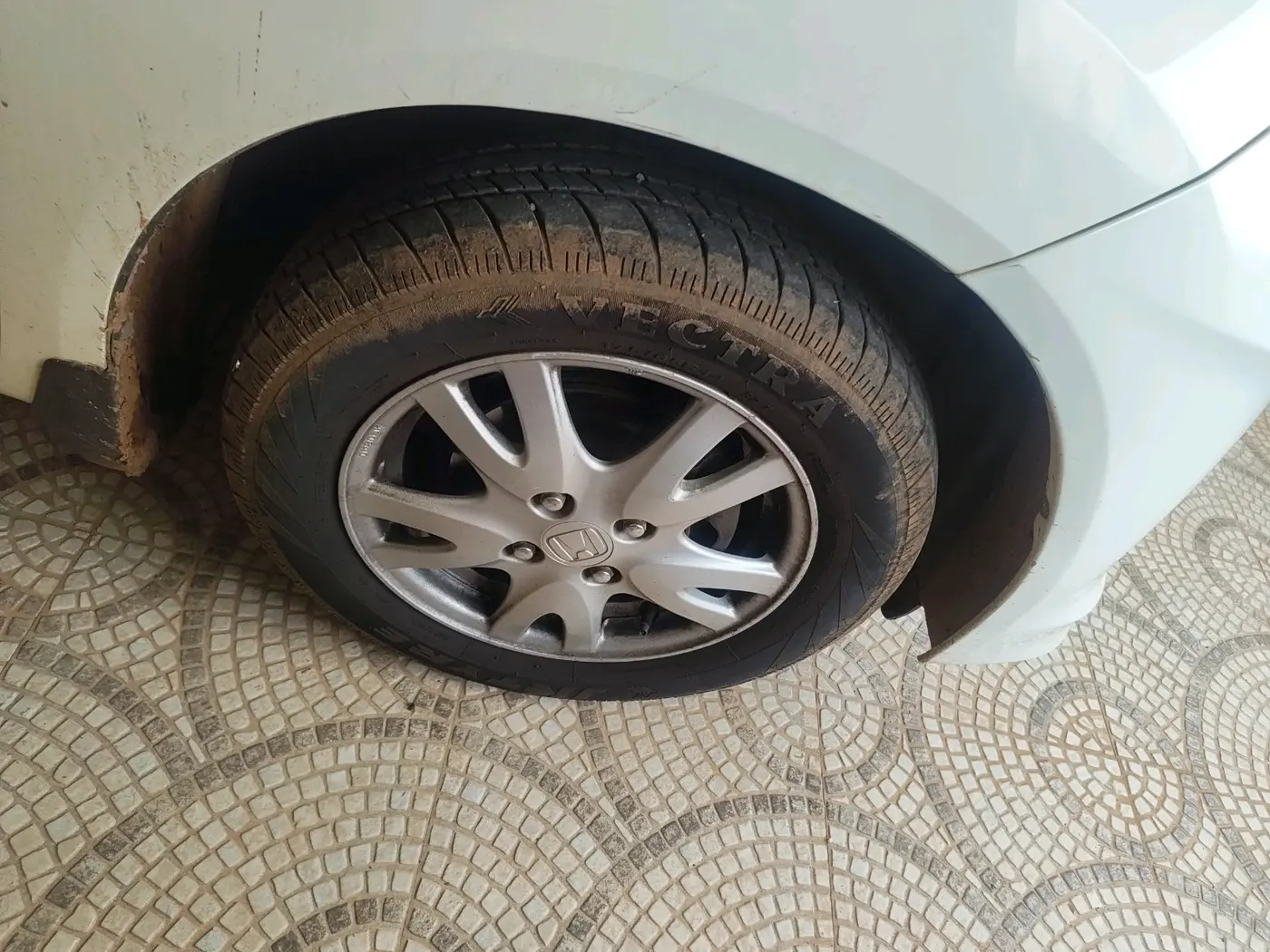 2015 Honda Brio VX AT, Petrol, Automatic, 34,090 km, tyre