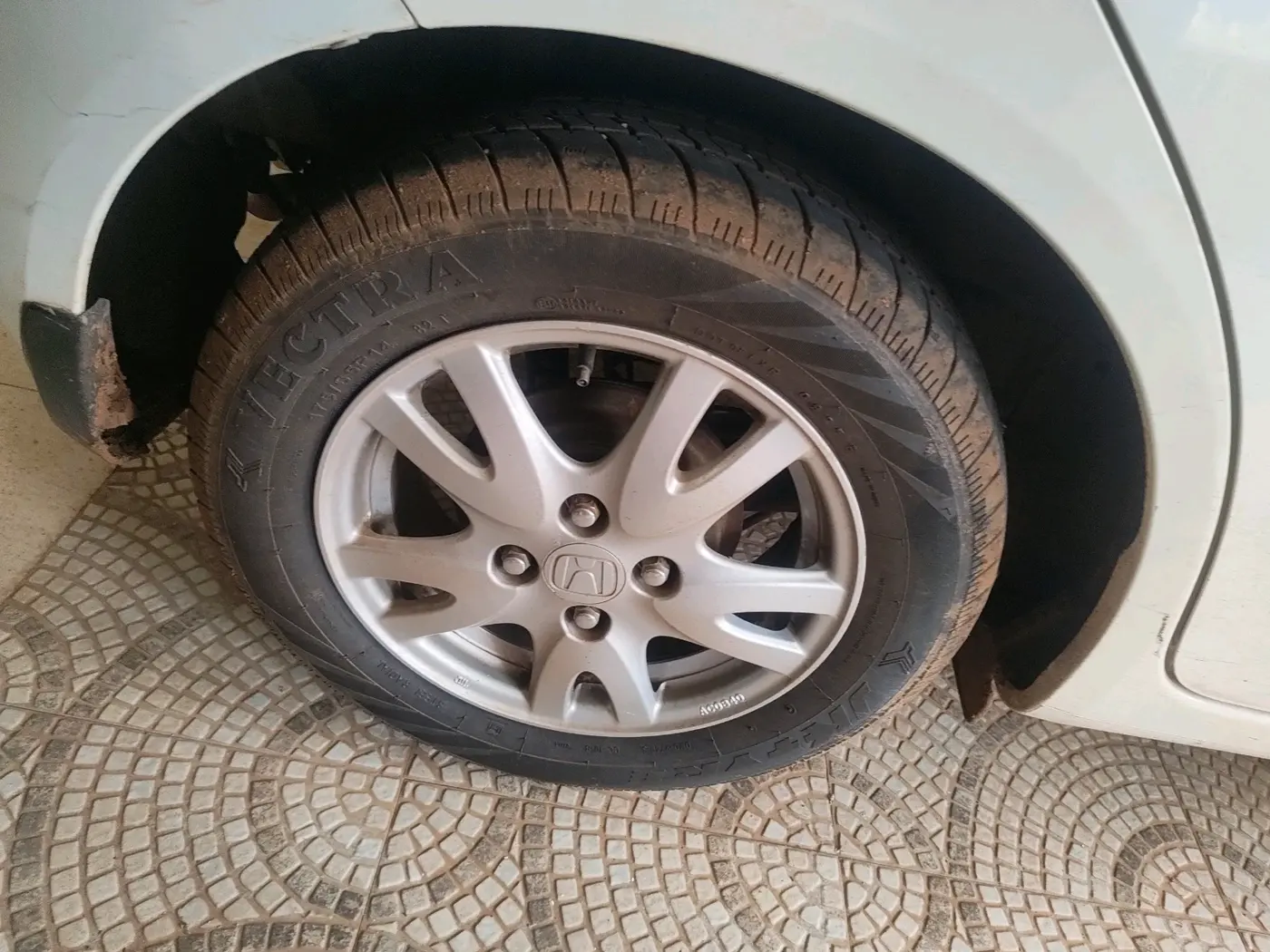 2015 Honda Brio VX AT, Petrol, Automatic, 34,090 km, tyre