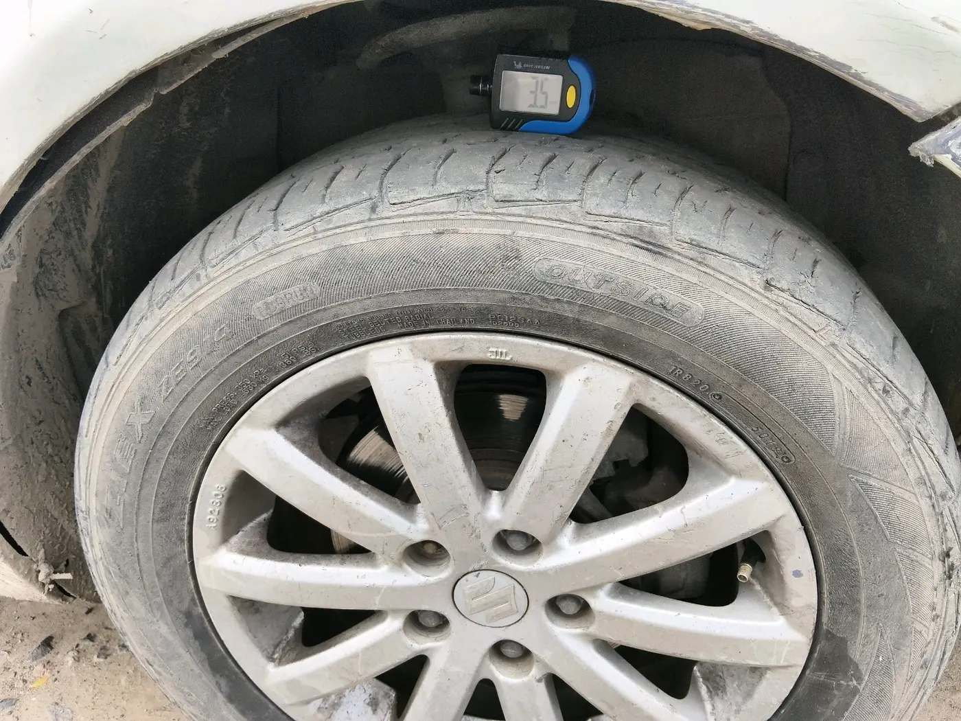 2011 Maruti SX4 ZXI, CNG, Manual, 98,730 km, tyre