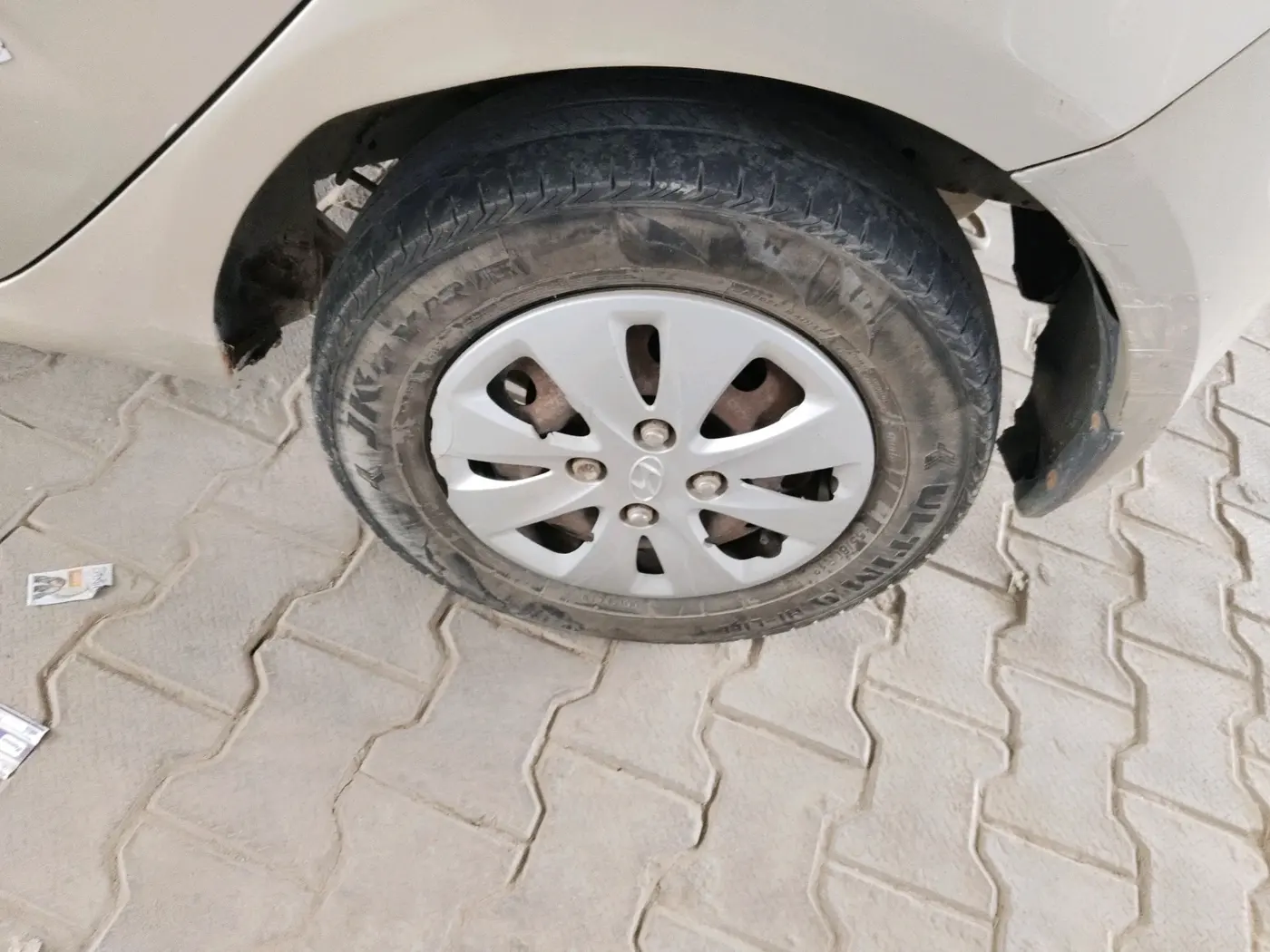 2012 Hyundai i10 MAGNA 1.2, CNG, Manual, 1,02,351 km, tyre