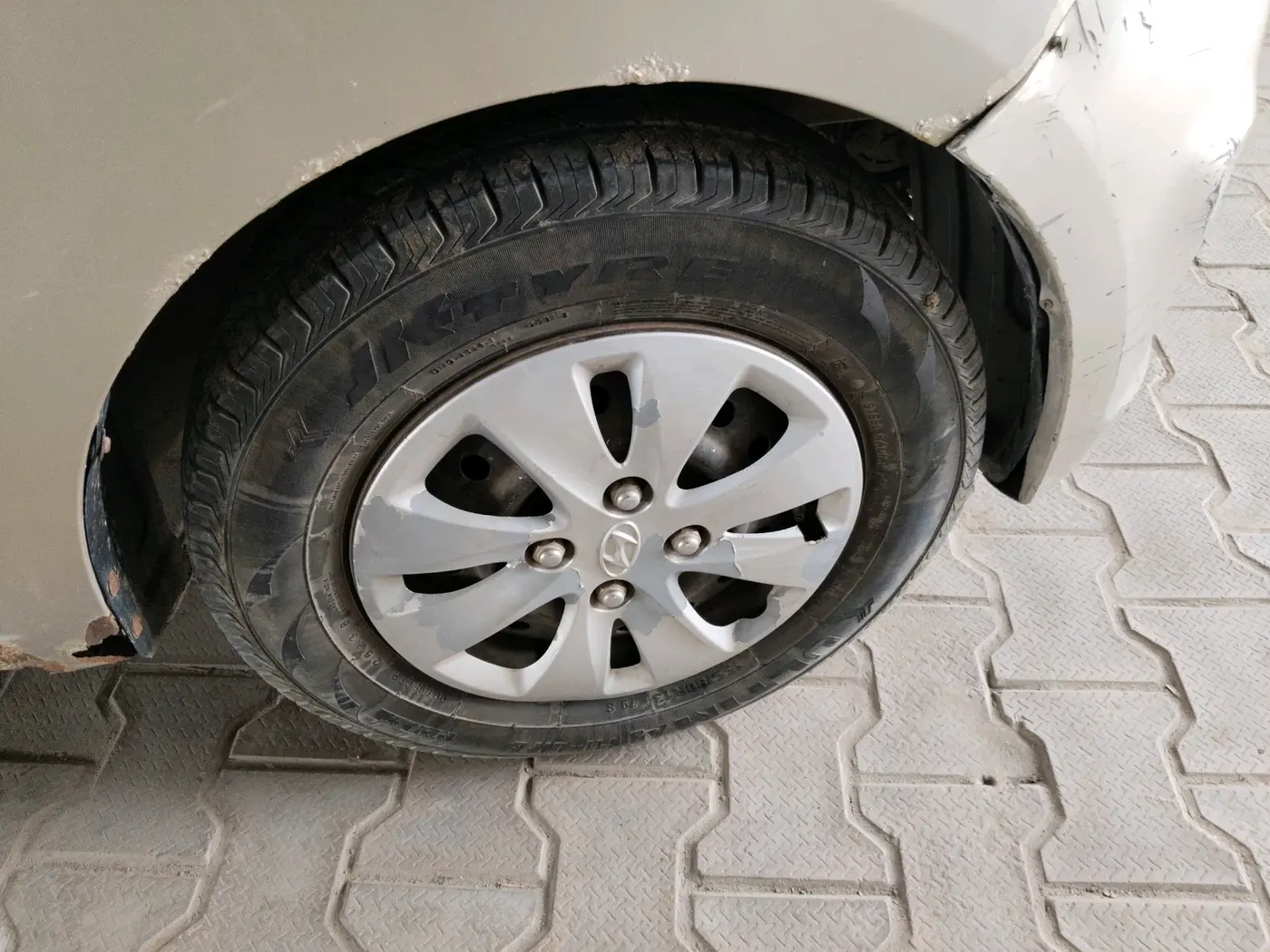 2012 Hyundai i10 MAGNA 1.2, CNG, Manual, 1,02,351 km, tyre