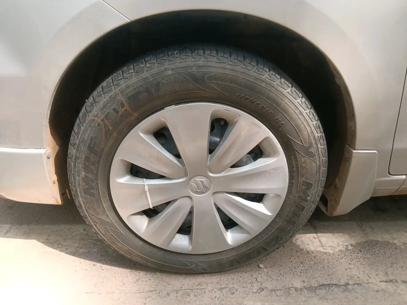 2017 Maruti Ertiga VXI ABS, Petrol, Manual, 23,782 km, tyre