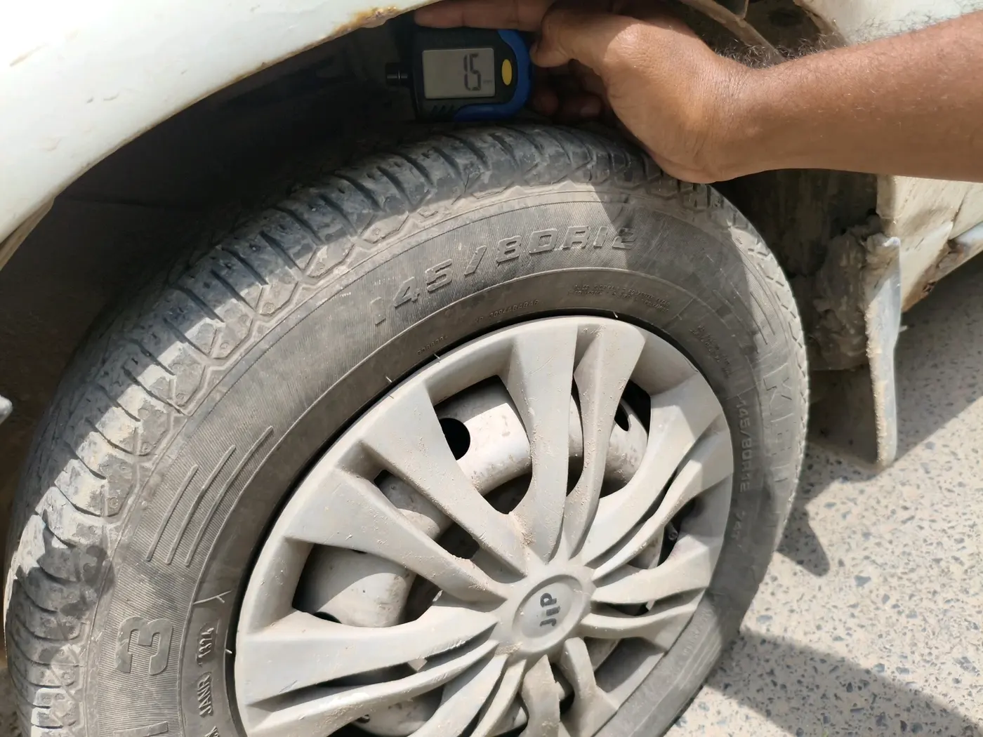 2011 Maruti Alto LXI, CNG, Manual, 2,42,874 km, tyre
