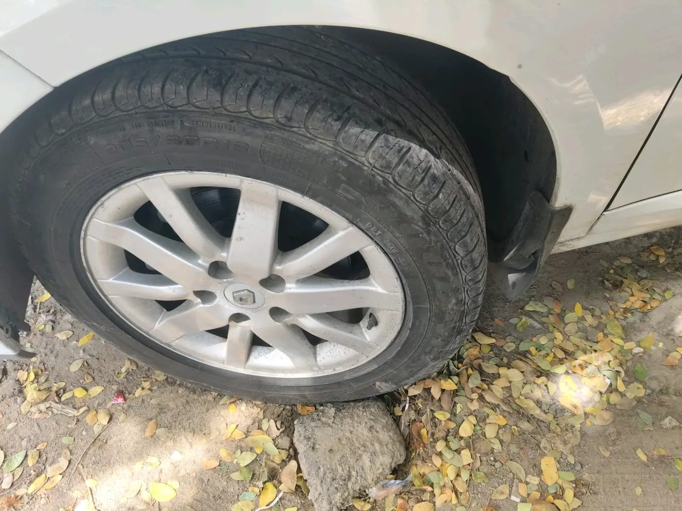 2011 Renault Fluence 1.5 E2, Diesel, Manual, 1,28,079 km, tyre