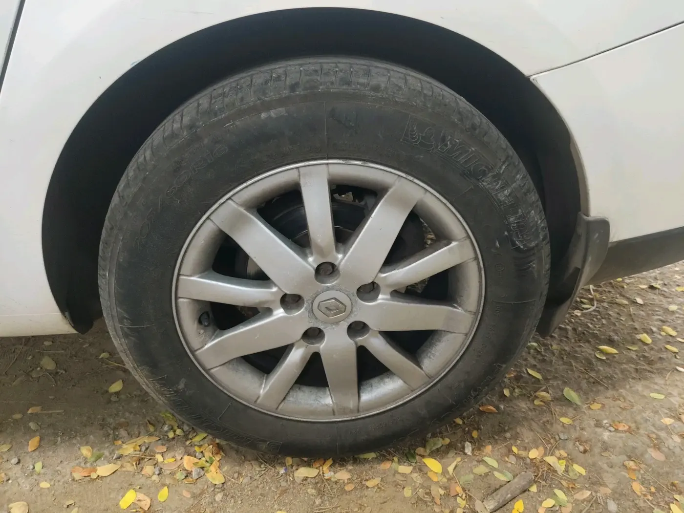 2011 Renault Fluence 1.5 E2, Diesel, Manual, 1,28,079 km, tyre