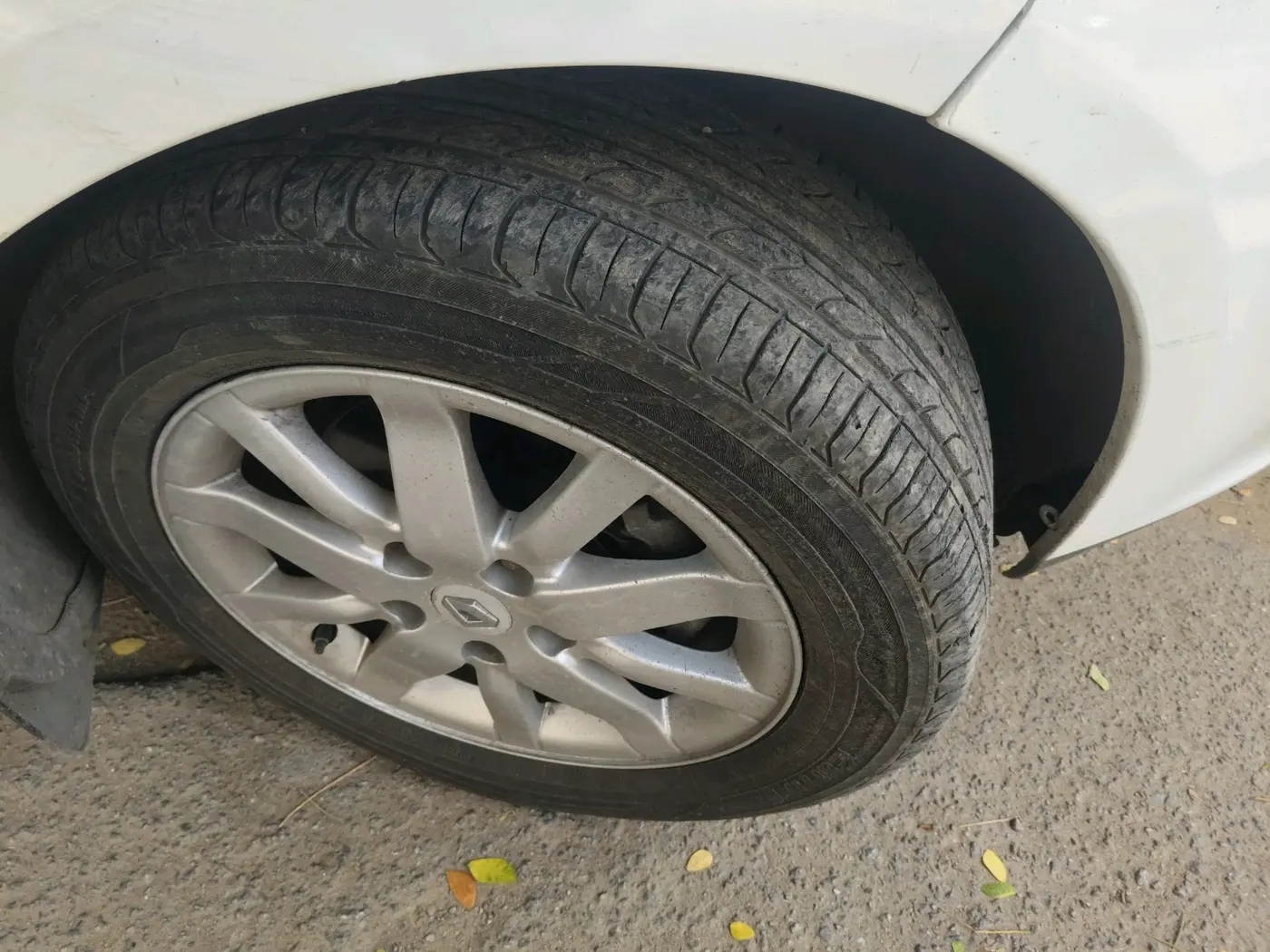 2011 Renault Fluence 1.5 E2, Diesel, Manual, 1,28,079 km, tyre