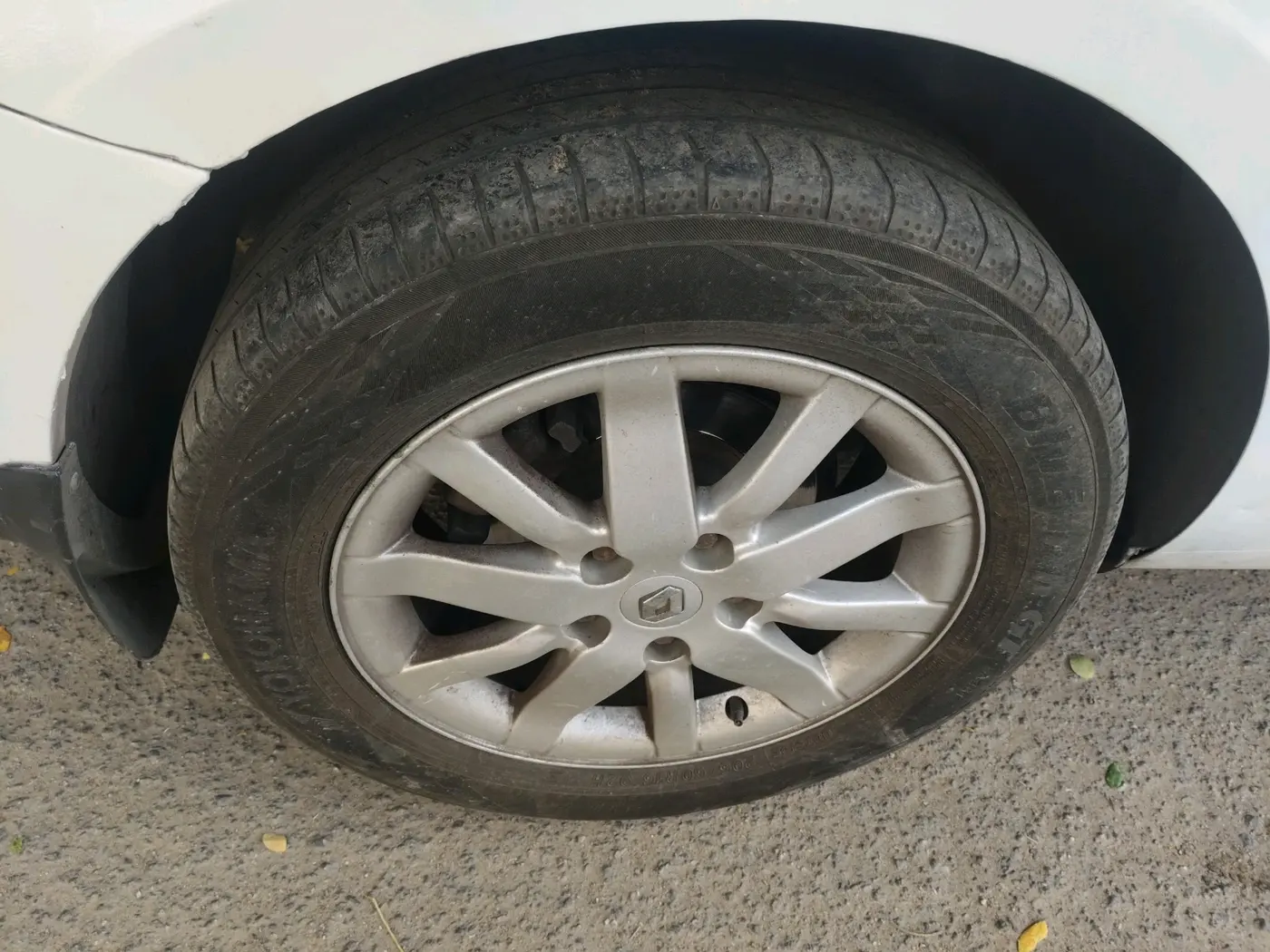 2011 Renault Fluence 1.5 E2, Diesel, Manual, 1,28,079 km, tyre