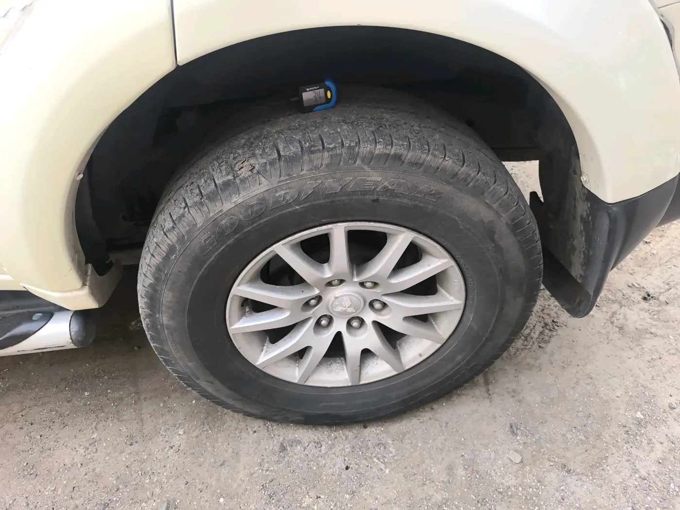 2012 Mitsubishi Pajero Sport 2.5 MT 4X4, Diesel, Manual, 2,93,676 km, tyre