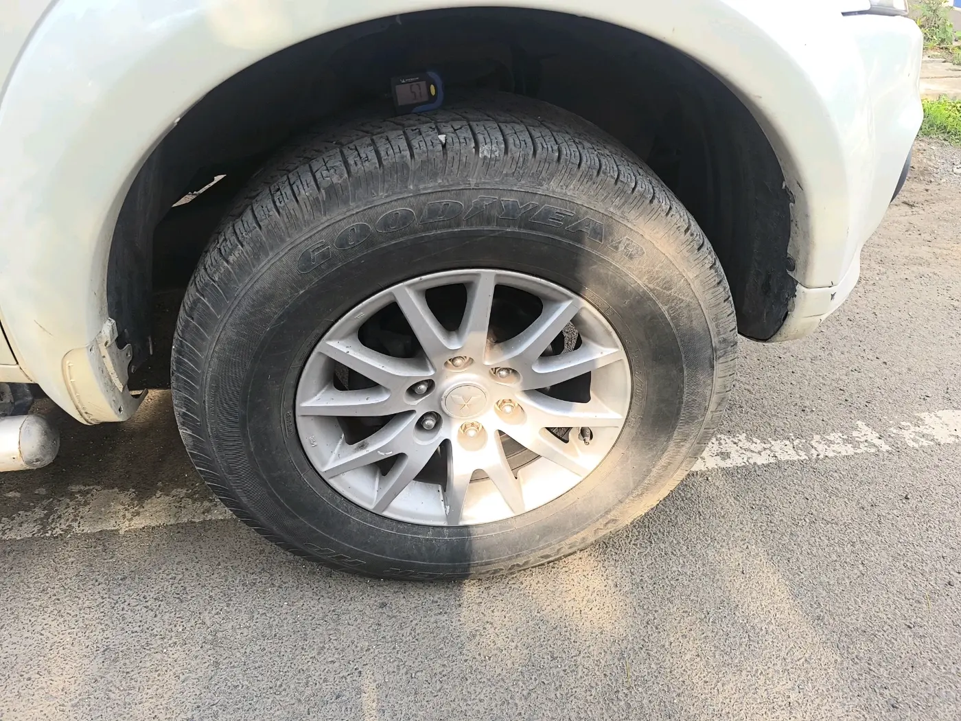 2012 Mitsubishi Pajero Sport 2.5 MT 4X4, Diesel, Manual, 2,93,676 km, tyre