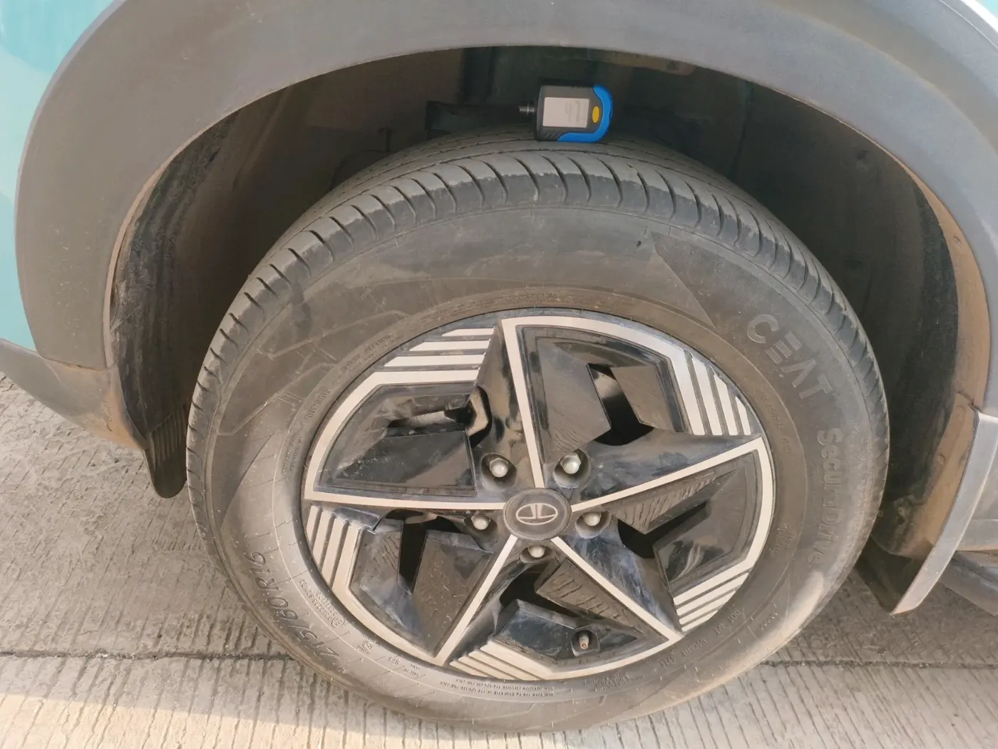 2024 Tata NEXON Fearless Plus (PS) 1.2 iCNG 6MT Dual Tone, CNG, Manual, 4,737 km, tyre