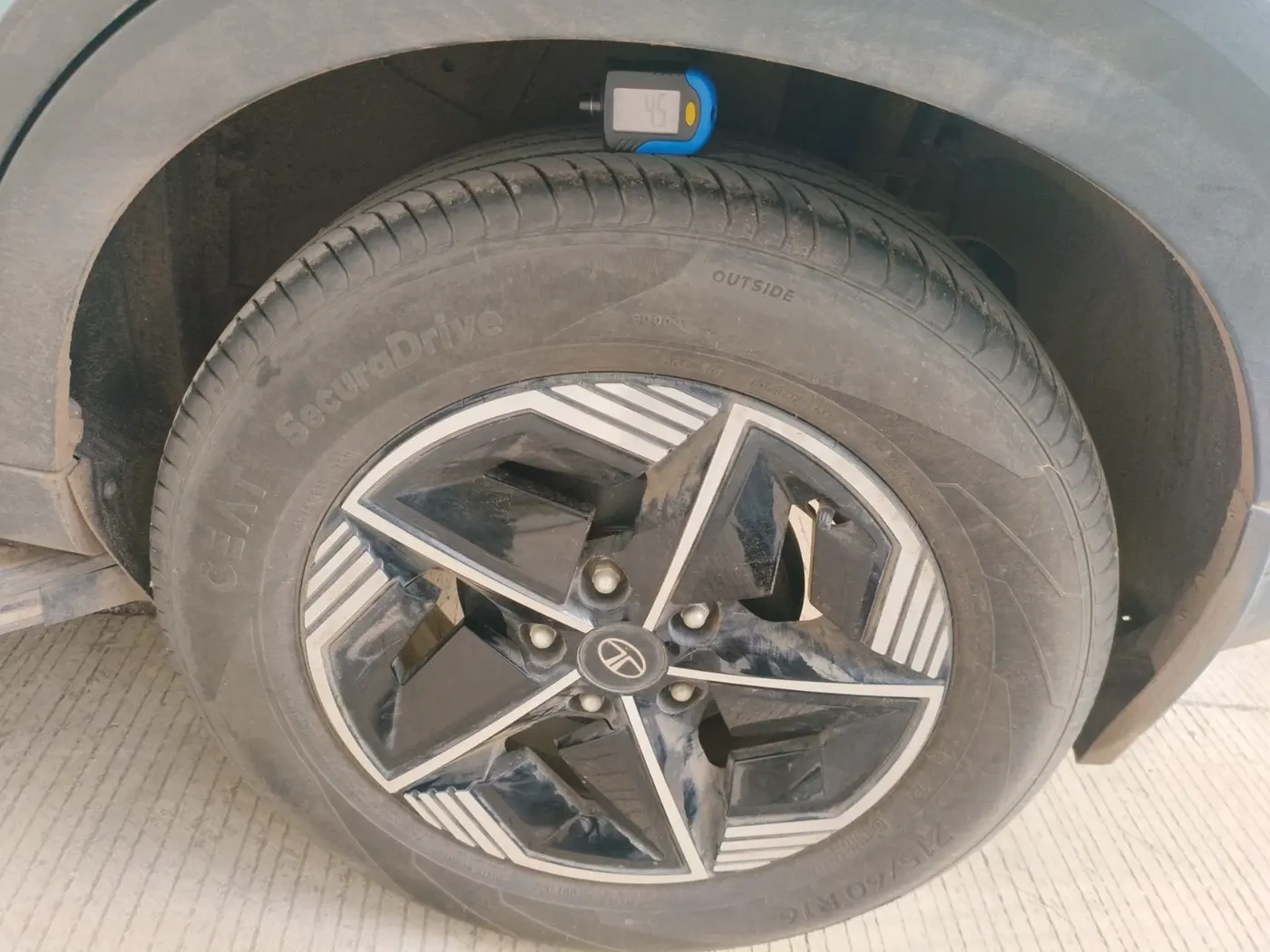 2024 Tata NEXON Fearless Plus (PS) 1.2 iCNG 6MT Dual Tone, CNG, Manual, 4,737 km, tyre
