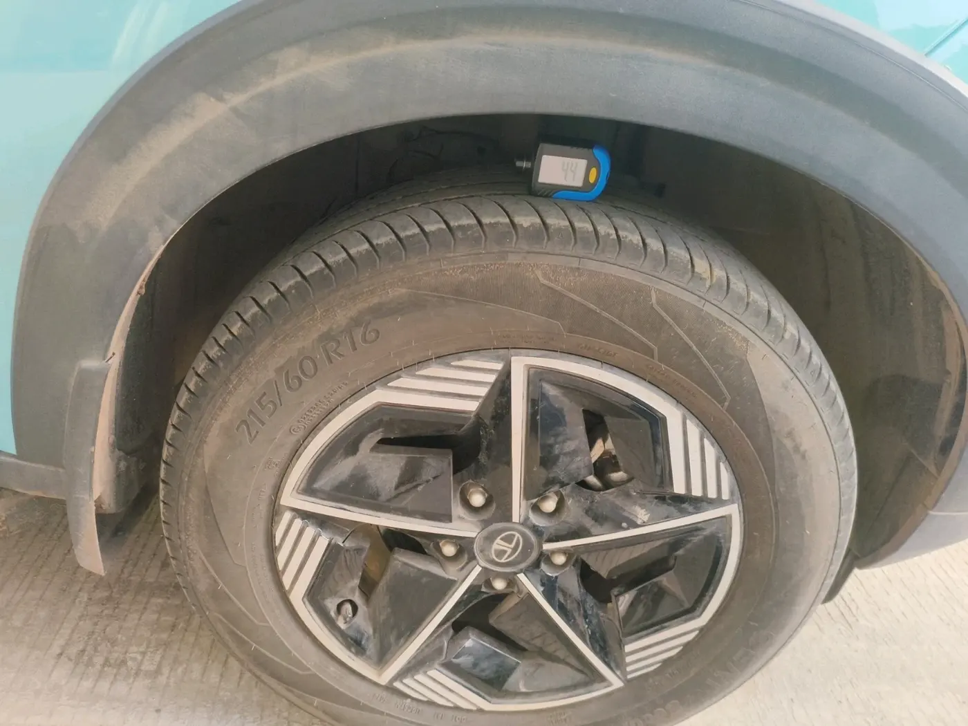 2024 Tata NEXON Fearless Plus (PS) 1.2 iCNG 6MT Dual Tone, CNG, Manual, 4,737 km, tyre
