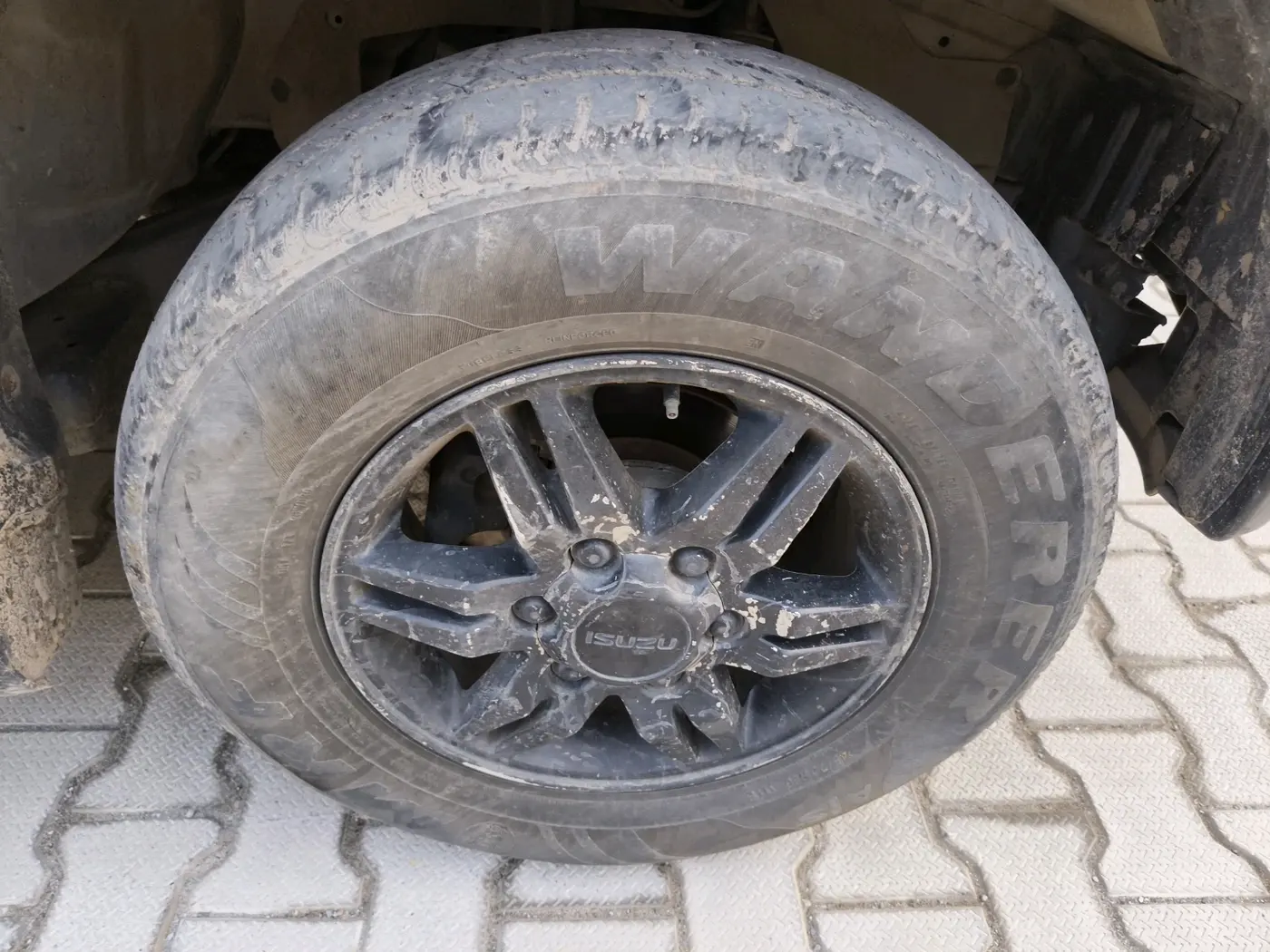 2014 ISUZU MU-7 4x2 MT, Diesel, Manual, 1,43,571 km, tyre